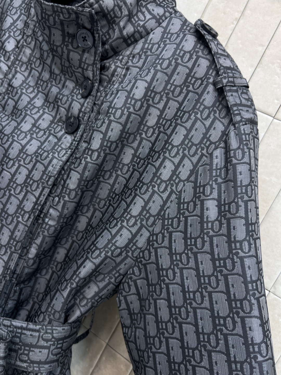 D家 25秋冬新款 D字母老花冲锋衣棉服 字母提花满印 奢华感满满！立领三粒扣点缀 搭配本布腰带收腰 穿