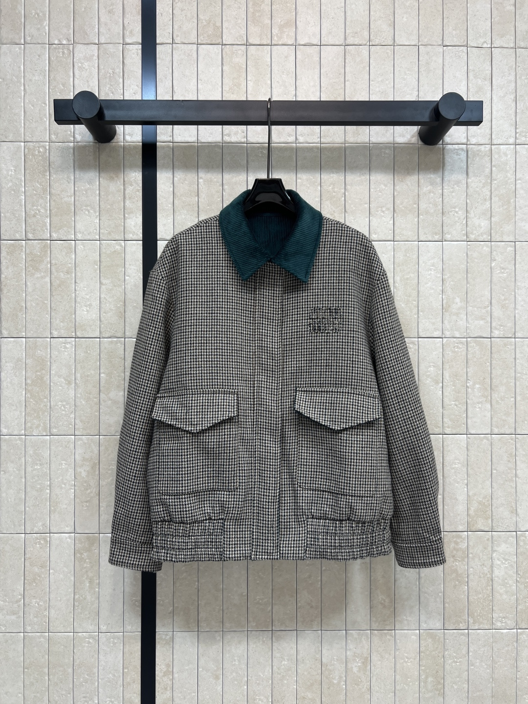 NO:568074,MIu Home 25 new autumn and winter new style Tang Yan's houndstooth coat, wool blend + quilted lining, super warm in autumn and winter!  Dark green corduroy lapel + three-dimensional letters on the chest. Full of retro feel. Loose shoulder cut. Comfortable and elegant. Can be easily controlled in literary or old money style. Dry Uggah pattern is classic and versatile. Suitable for commuting, traveling and leisure. Practical and stylish. One color and three sizes. SML,,miumiu,jackets & coats,alexander wang19860909MIu家 25秋冬新款唐嫣同款千鸟格外套 羊毛混纺+夹棉内里 秋冬穿超保暖！墨绿灯芯绒翻领+胸前立体字母 复古感满满 宽松正肩剪裁 舒适又显气质 文艺or老钱风都能轻松驾驭 干乌格纹经典百搭 通勤、出游、休闲都适合 实用又有设计感一色三码 SML,,miumiu,jackets & coats,alexander wang,Women's clothing