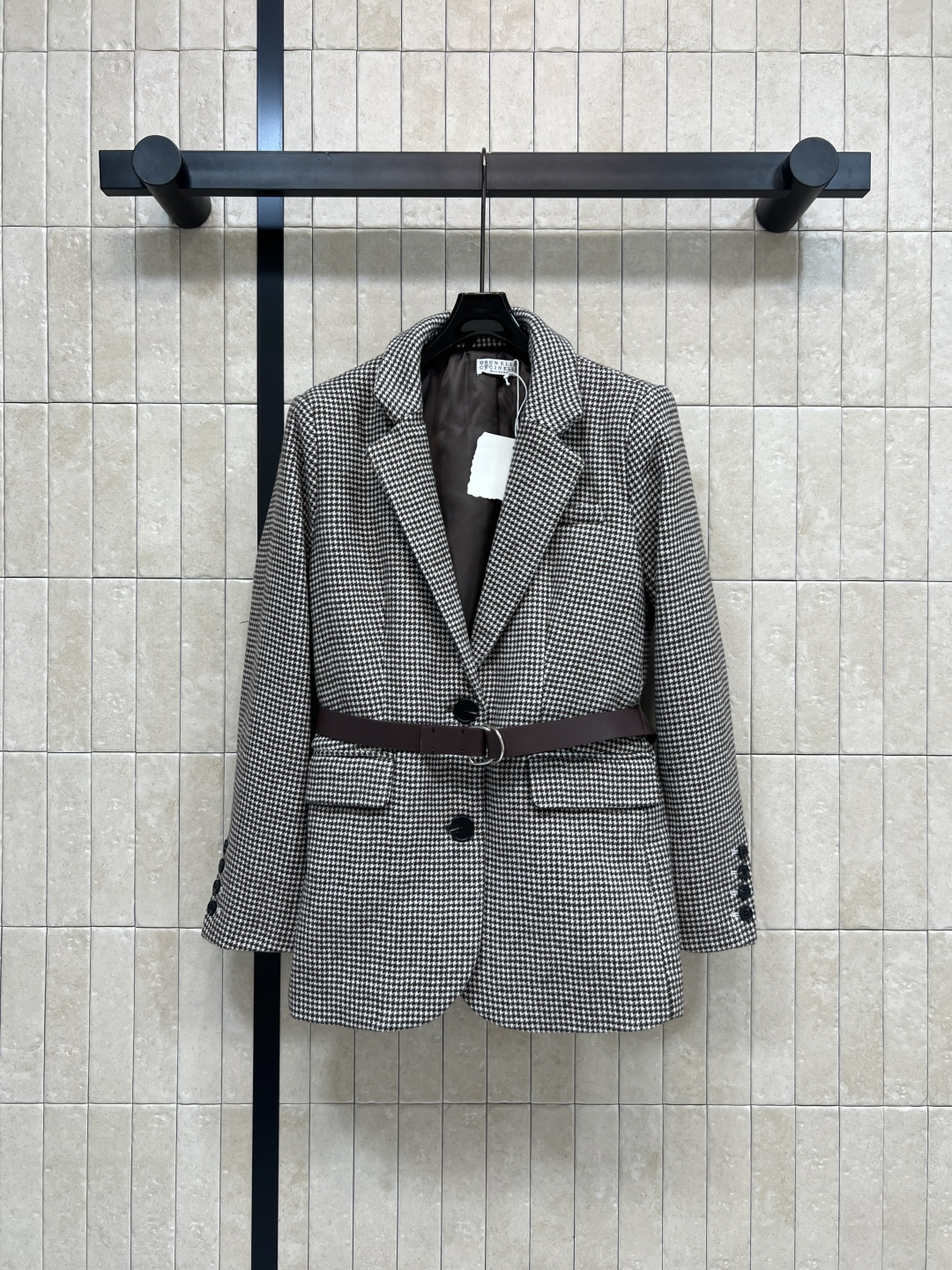 NO:568082,BC Home’s 25 new autumn/winter houndstooth suit jacket, classic black and white dry plaid pattern, full of British retro feel!  The fabric is crisp and thick, and the drape is not easy to wrinkle. It can be easily used for daily commuting or formal occasions. The loose H-shaped version + adjustable belt outlines the body shape and enhances the sense of design. Pair it with leather shoes or boots to easily get the retro style ~ Houndstooth pattern has its own elegant temperament. One color and three sizes SML,,chanel,boots,jackets & coats,business suit,alexander wang19860909BC家 25秋冬新款 千鸟格西装外套 经典黑白干乌格纹 英伦复古感满满！面料挺括厚实 垂感好不易皱 日常通勤或正式场合都能轻松驾驭 宽松H型版型+可调节腰带 勾勒身形又提升设计感 搭配皮鞋或靴子 轻松get千练复古风~千鸟格纹自带优雅气质一色三码 SML,,chanel,boots,jackets & coats,business suit,alexander wang,Women's clothing