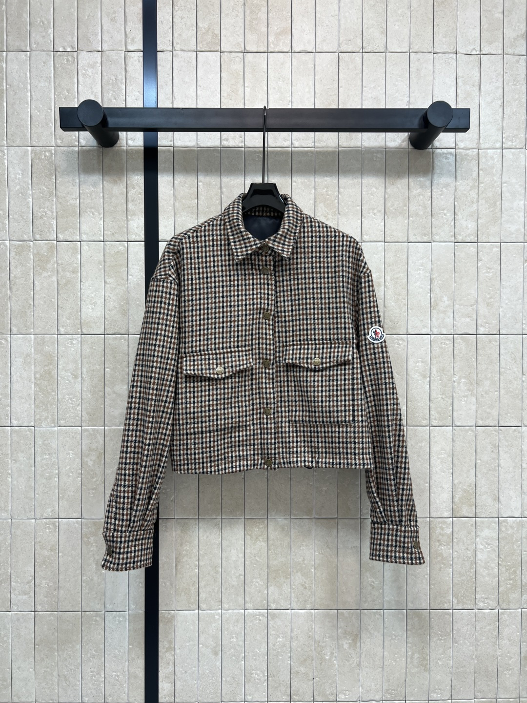 NO:568183,M's 25 new autumn and winter style. Houndstooth lapel short jacket. Square cut + large flap pockets. Practical and stylish. The short design is perfect for matching with high-waisted pants or skirts. Small girls can easily manage it. The workmanship quality is very good. Three sizes in one color. SML,,skirts,jackets & coats,alexander wang19860909M家 25秋冬新款 千鸟格翻领短款外套 方形剪裁+翻盖大口袋 实用又有型 短款设计超适合搭配高腰裤or裙 小个子女生也能轻松驾驭 做工品质都很赞 一色三码 SML,,skirts,jackets & coats,alexander wang,Women's clothing