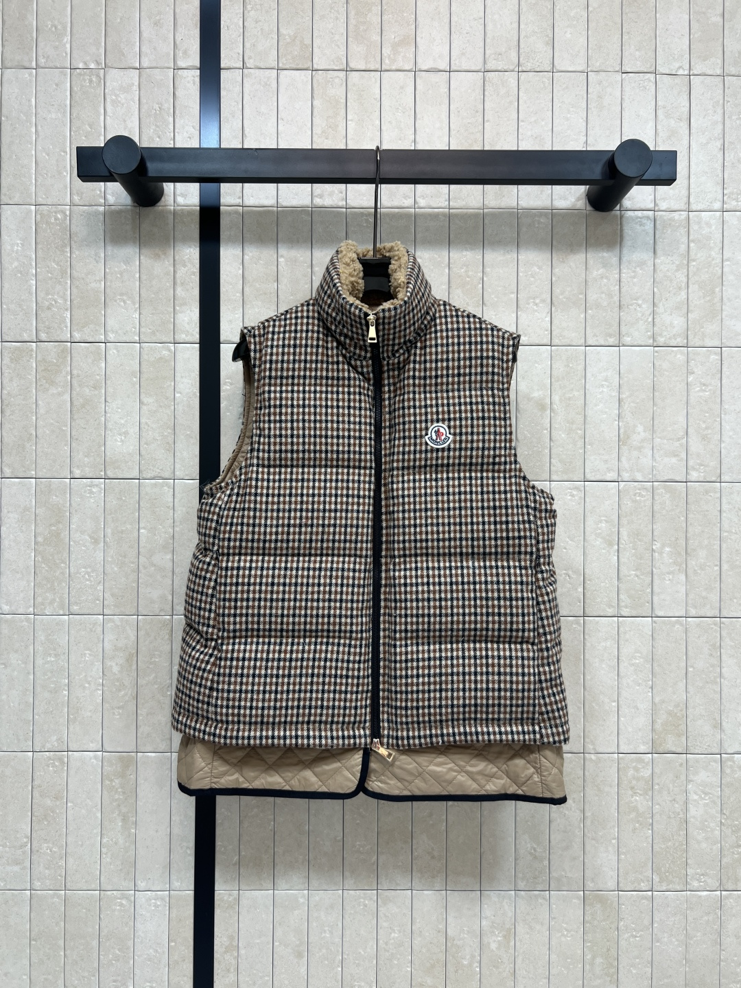 NO:568189,Comes with dust bag M Home 25 new autumn and winter style houndstooth down vest Classic houndstooth pattern stitching lambswool stand-up collar design Retro and fashionable Two pieces of high-quality down fake inside Full of layering Great warmth retention Perfect for autumn and winter wear!  It looks great with casual pants or jeans. It can be easily worn for commuting and leisure. Three sizes in one color SML, jeans, down jacket, alexander wang19860909配防尘袋M家 25秋冬新款 千鸟格羽绒马甲 经典千鸟格纹拼接羊羔毛立领设计 复古又时髦 内里高品质羽绒假两件 层次感十足 保暖力满分 秋冬穿超合适！ 搭配休闲裤或牛仔裤都很出彩 通勤休闲都能轻松驾驭 一色三码 SML,,jeans,down jacket,alexander wang,Women's clothing