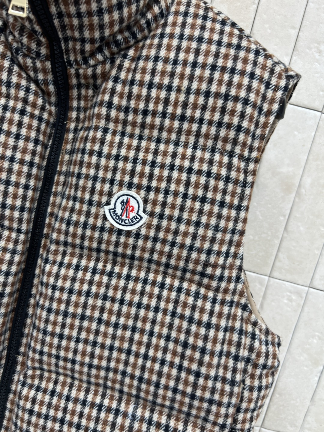 M家 25秋冬新款 千鸟格羽绒马甲 经典千鸟格纹拼接羊羔毛立领设计 复古又时髦 内里高品质羽绒假两件 层