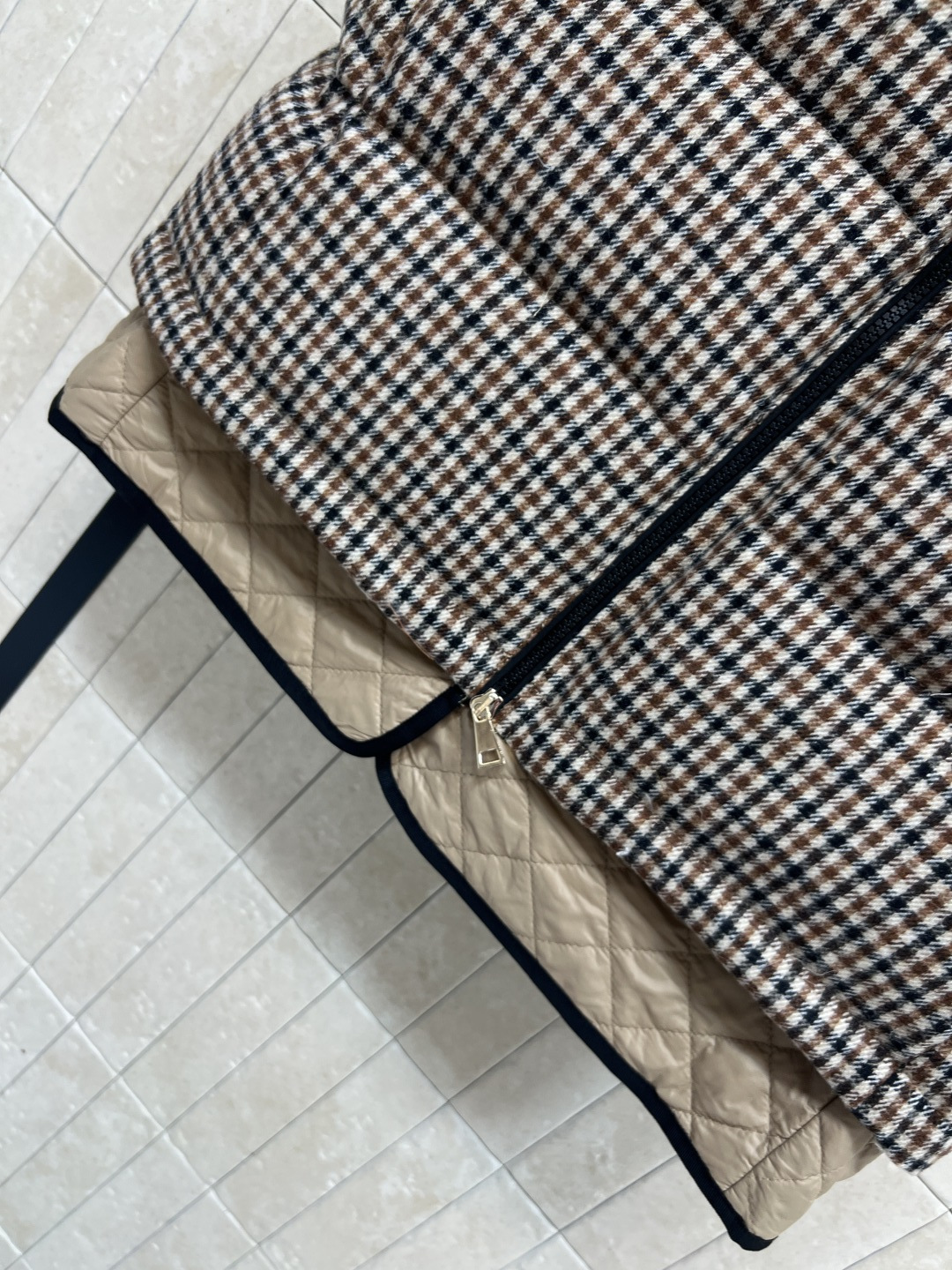 M家 25秋冬新款 千鸟格羽绒马甲 经典千鸟格纹拼接羊羔毛立领设计 复古又时髦 内里高品质羽绒假两件 层
