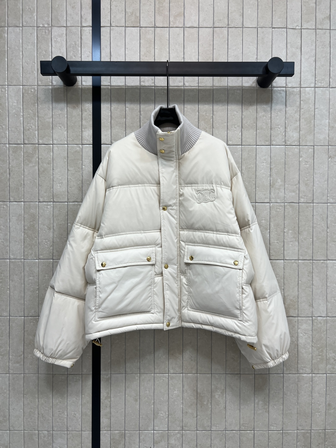 NO:568195,Comes with dust bag CE Home 25 new autumn and winter style knitted stand-collar down jacket Waterproof fabric Soft and thin Three colors are very good-looking Classic bread style splicing knitted threaded stand-up collar design National standard 90 down filling Warmth and practicality up The upper body reduces age and raises height Can also be managed by small people Three colors and three sizes SML,, down jacket, alexander wang19860909配防尘袋CE家 25秋冬新款 针织立领羽绒服 防水面料 柔软轻薄 三个颜色都很好看 经典面包版型拼接针织螺纹立领设计 国标90羽绒填充 保暖实穿度up 上身减龄抬身高 小个子也能驾驭 三色三码 SML,,down jacket,alexander wang,Women's clothing