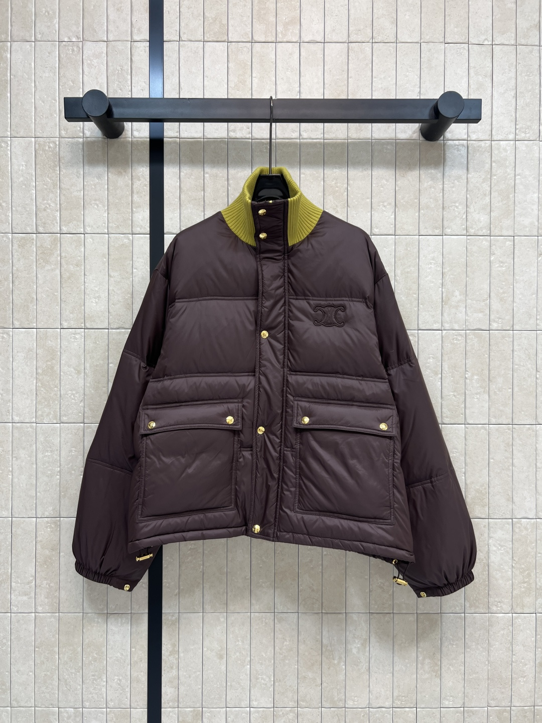 NO:568202,Comes with dust bag CE Home 25 new autumn and winter style knitted stand-collar down jacket Waterproof fabric Soft and thin Three colors are very good-looking Classic bread style splicing knitted threaded stand-up collar design National standard 90 down filling Warmth and practicality up The upper body reduces age and raises height Can also be managed by small people Three colors and three sizes SML,, down jacket, alexander wang19860909配防尘袋CE家 25秋冬新款 针织立领羽绒服 防水面料 柔软轻薄 三个颜色都很好看 经典面包版型拼接针织螺纹立领设计 国标90羽绒填充 保暖实穿度up 上身减龄抬身高 小个子也能驾驭 三色三码 SML,,down jacket,alexander wang,Women's clothing