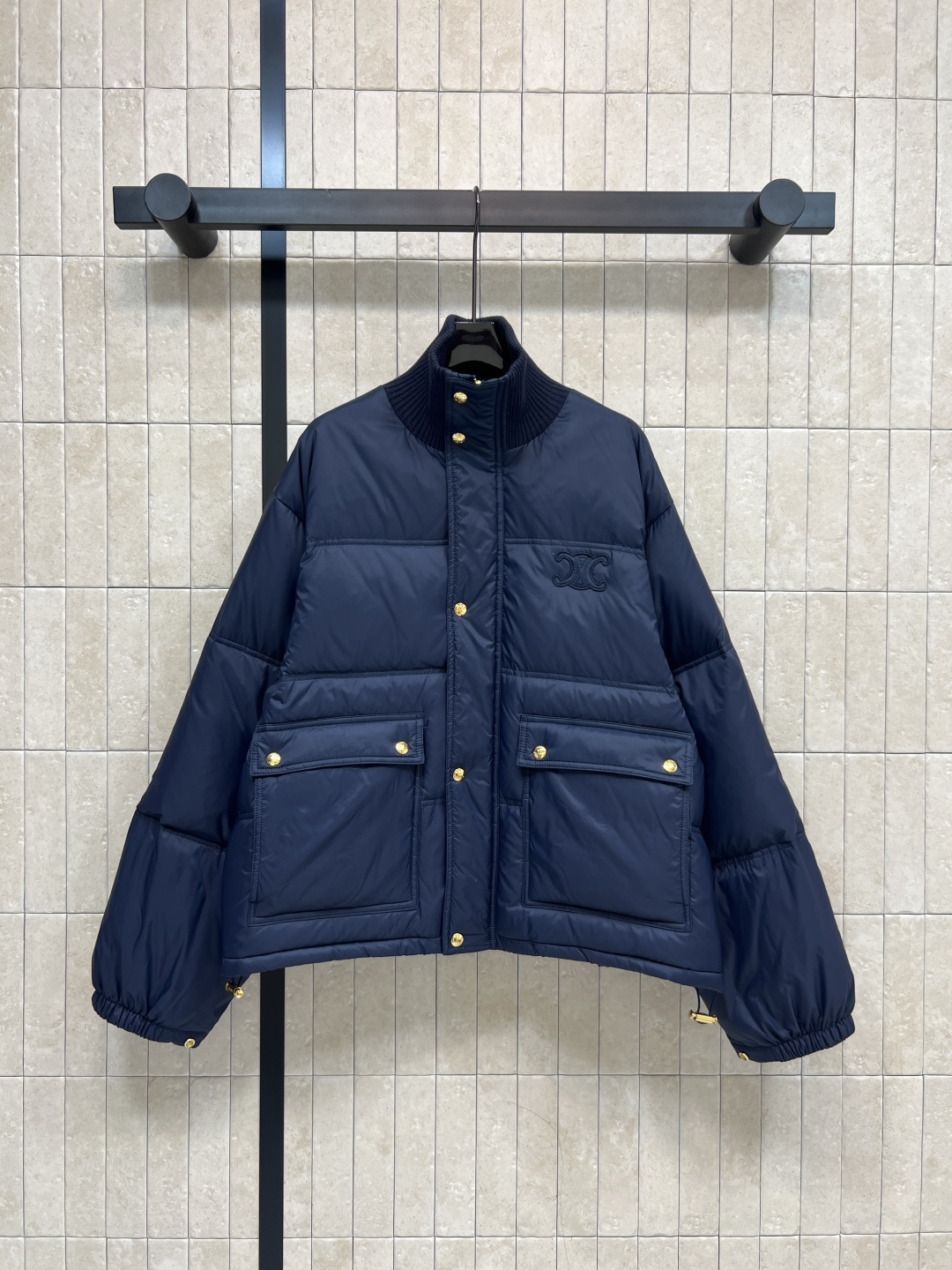 NO:568083,Comes with dust bag CE Home 25 new autumn and winter style knitted stand-collar down jacket Waterproof fabric Soft and thin Three colors are very good-looking Classic bread style splicing knitted threaded stand-up collar design National standard 90 down filling Warmth and practicality up The upper body reduces age and raises height Can also be managed by small people Three colors and three sizes SML,, down jacket, alexander wang19860909配防尘袋CE家 25秋冬新款 针织立领羽绒服 防水面料 柔软轻薄 三个颜色都很好看 经典面包版型拼接针织螺纹立领设计 国标90羽绒填充 保暖实穿度up 上身减龄抬身高 小个子也能驾驭 三色三码 SML,,down jacket,alexander wang,Women's clothing