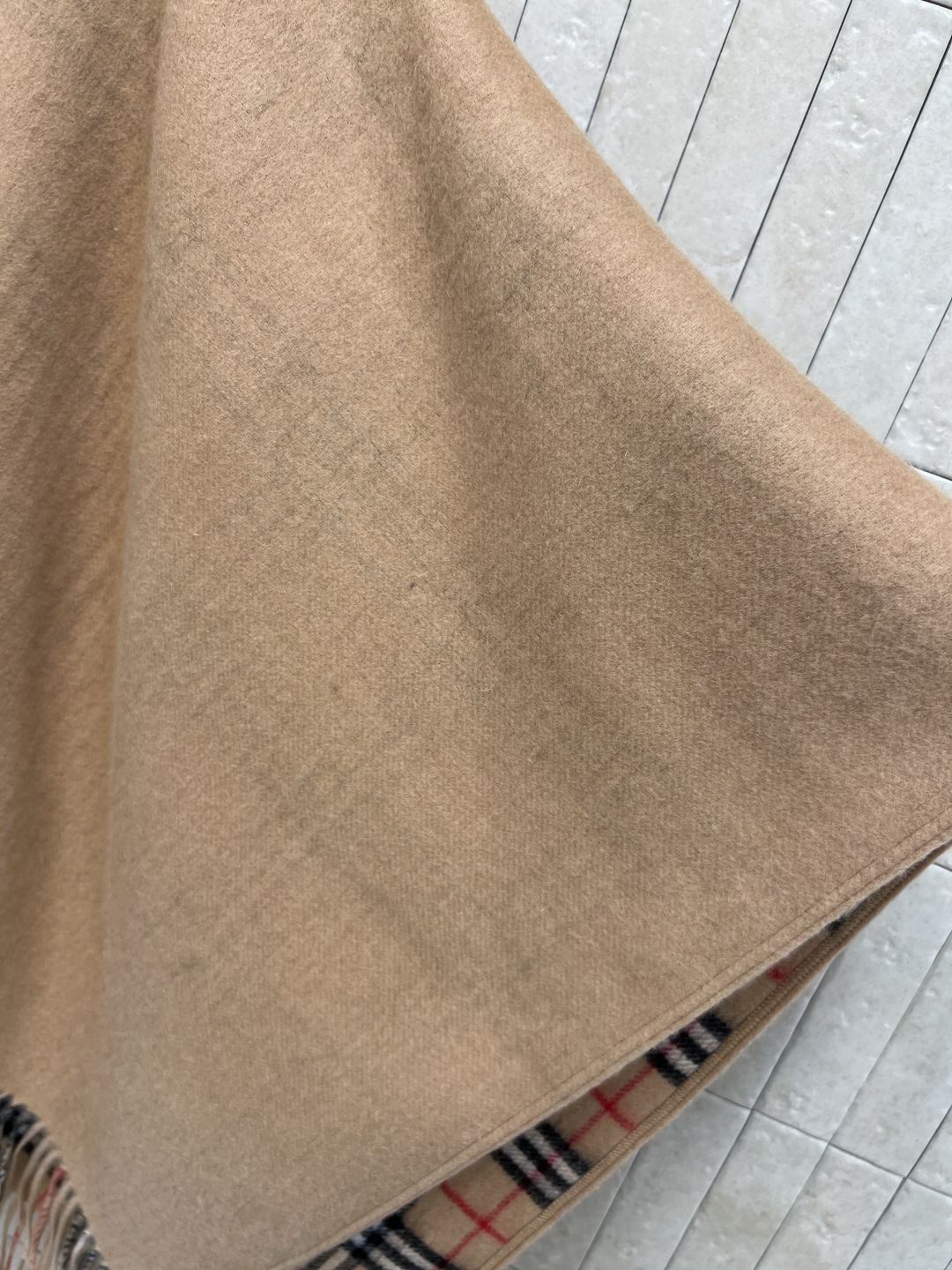 BUR家 25秋冬新款 流苏羊毛斗篷披肩 采用高品质羊毛 柔软又保暖 秋冬必备！经典格纹内衬 下摆自然下