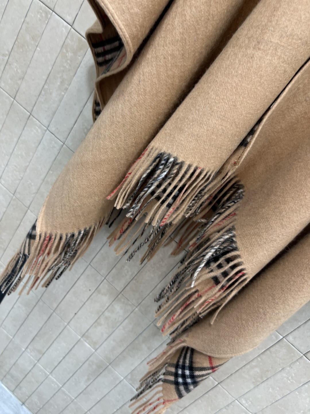 BUR家 25秋冬新款 流苏羊毛斗篷披肩 采用高品质羊毛 柔软又保暖 秋冬必备！经典格纹内衬 下摆自然下