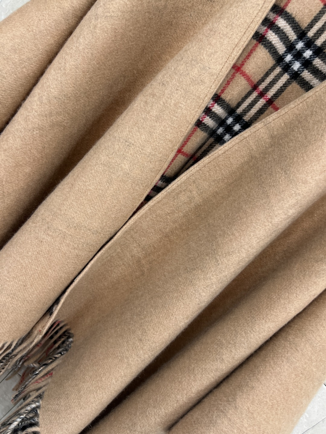 BUR家 25秋冬新款 流苏羊毛斗篷披肩 采用高品质羊毛 柔软又保暖 秋冬必备！经典格纹内衬 下摆自然下