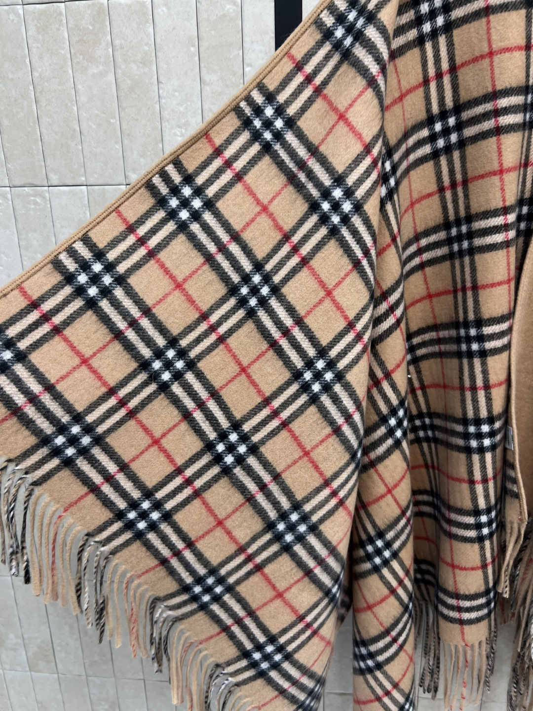 BUR家 25秋冬新款 流苏羊毛斗篷披肩 采用高品质羊毛 柔软又保暖 秋冬必备！经典格纹内衬 下摆自然下