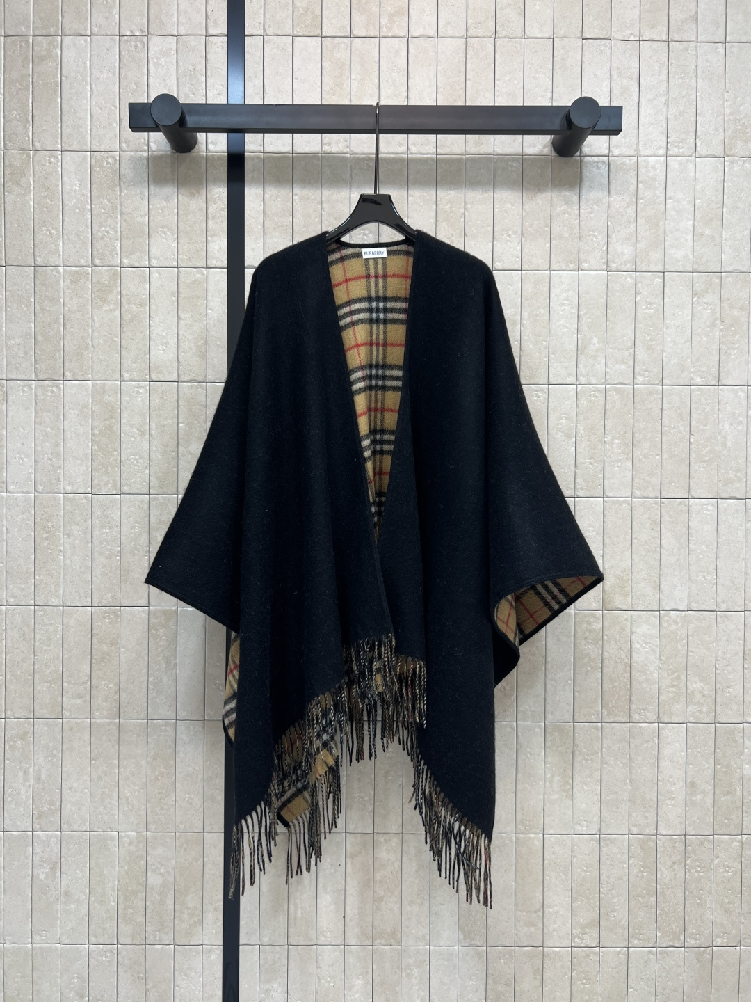 NO:568092,BUR's 25 new autumn and winter style fringed wool cape shawl is made of high-quality wool, soft and warm, a must-have for autumn and winter!  Classic plaid lining. The naturally drooping tassel design at the hem makes it more fashionable. The mature and stable color combination is also a super retro brand. Pair it with bottoming shirts, high-waisted pants and boots. A proper fashionable combination. Three-color one-size-fits-all, burberry, boots, shawls, alexander wang19860909BUR家 25秋冬新款 流苏羊毛斗篷披肩 采用高品质羊毛 柔软又保暖 秋冬必备！经典格纹内衬 下摆自然下垂的流苏设计洋气加倍 成熟稳重的颜色颜色搭配也是超复古大牌 搭配打底衫 高腰裤 靴子 妥妥的时髦搭配 三色均码,,burberry,boots,shawls,alexander wang,Women's clothing