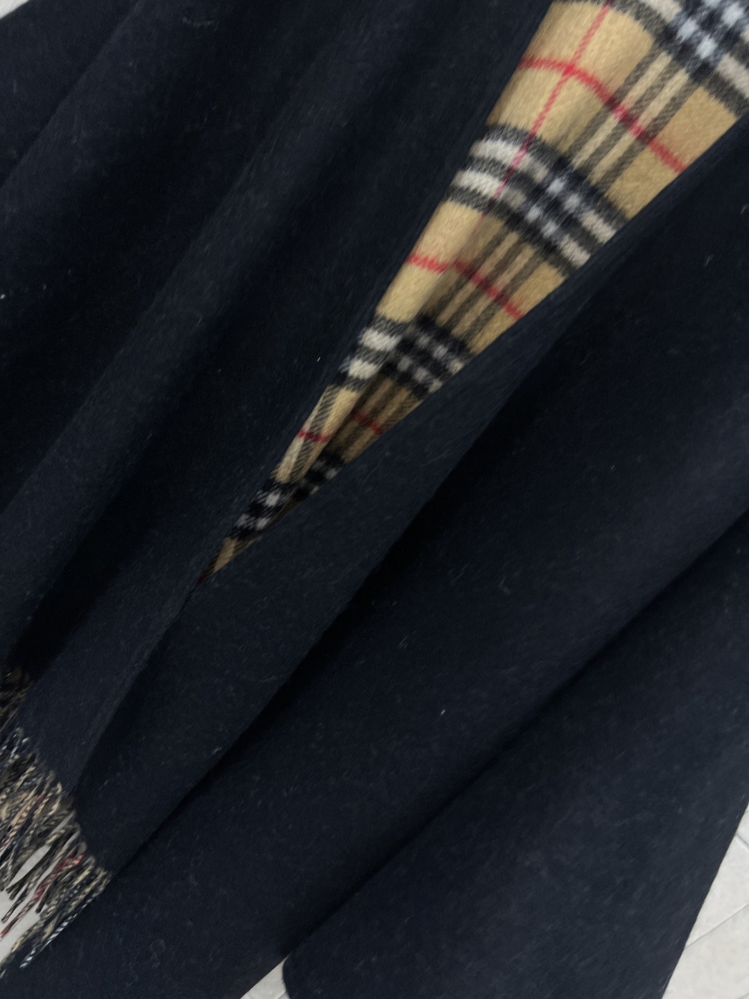 BUR家 25秋冬新款 流苏羊毛斗篷披肩 采用高品质羊毛 柔软又保暖 秋冬必备！经典格纹内衬 下摆自然下