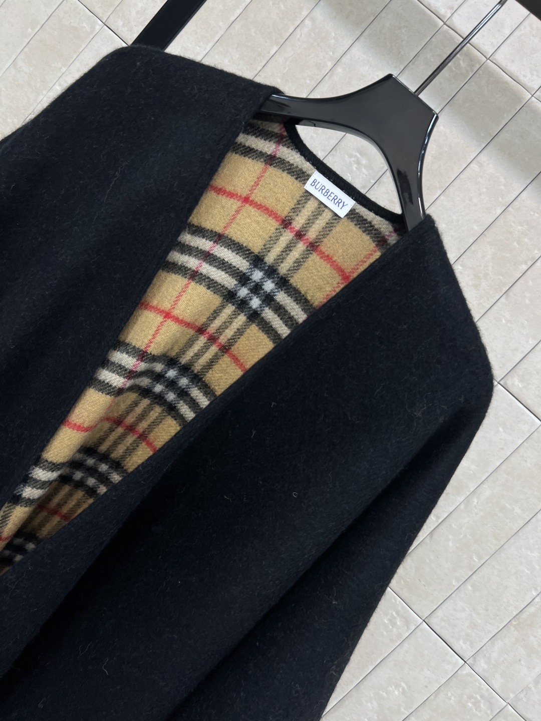 BUR家 25秋冬新款 流苏羊毛斗篷披肩 采用高品质羊毛 柔软又保暖 秋冬必备！经典格纹内衬 下摆自然下