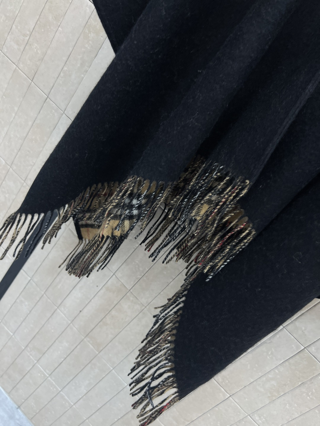 BUR家 25秋冬新款 流苏羊毛斗篷披肩 采用高品质羊毛 柔软又保暖 秋冬必备！经典格纹内衬 下摆自然下