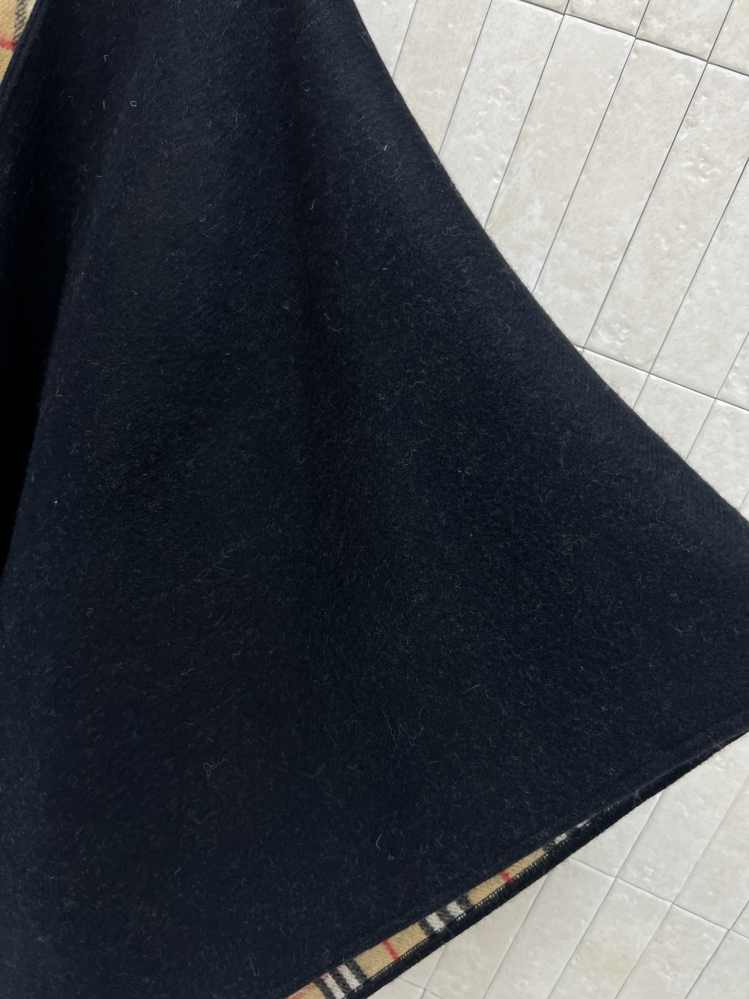 BUR家 25秋冬新款 流苏羊毛斗篷披肩 采用高品质羊毛 柔软又保暖 秋冬必备！经典格纹内衬 下摆自然下