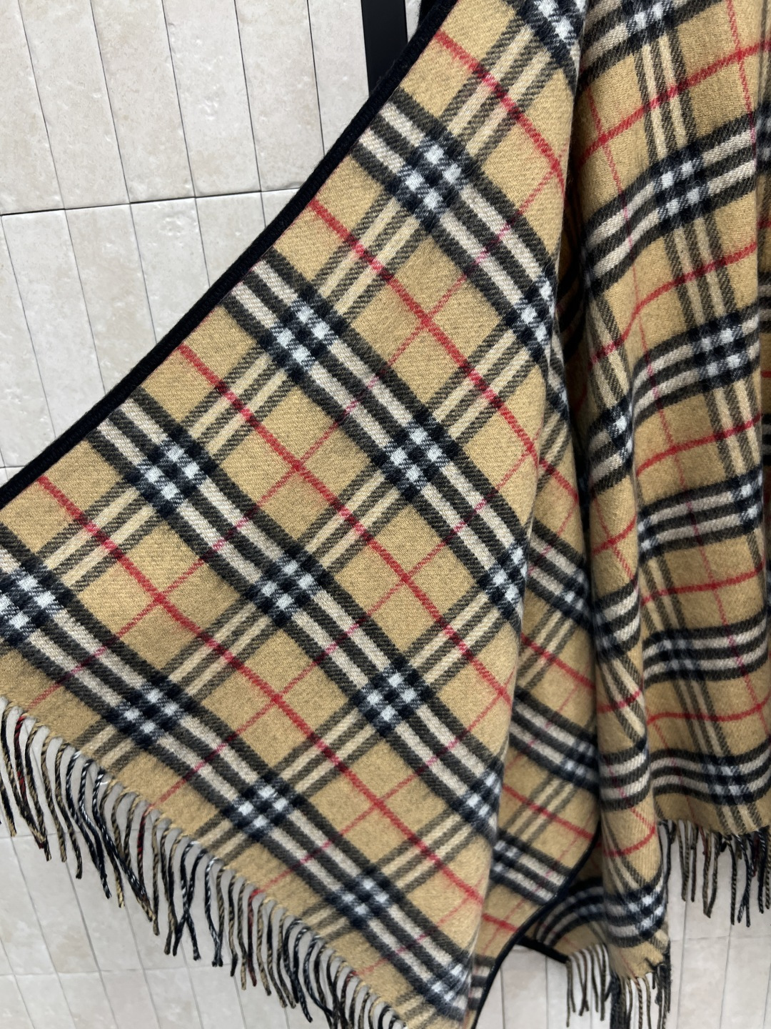 BUR家 25秋冬新款 流苏羊毛斗篷披肩 采用高品质羊毛 柔软又保暖 秋冬必备！经典格纹内衬 下摆自然下