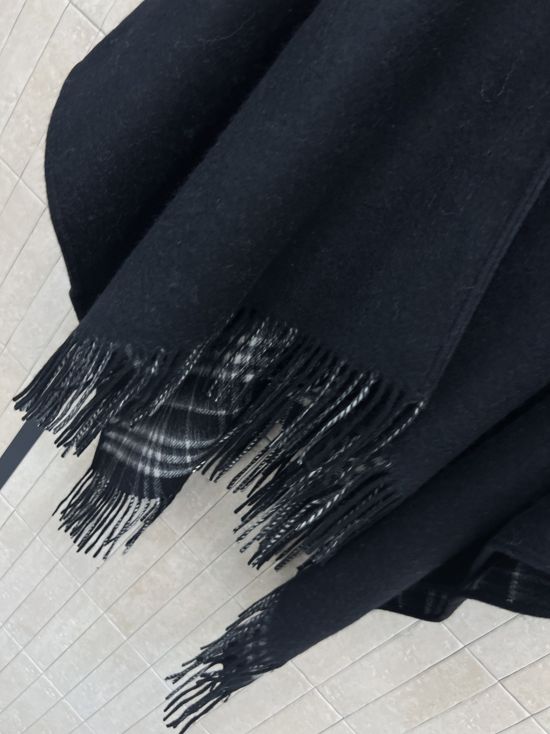 BUR家 25秋冬新款 流苏羊毛斗篷披肩 采用高品质羊毛 柔软又保暖 秋冬必备！经典格纹内衬 下摆自然下