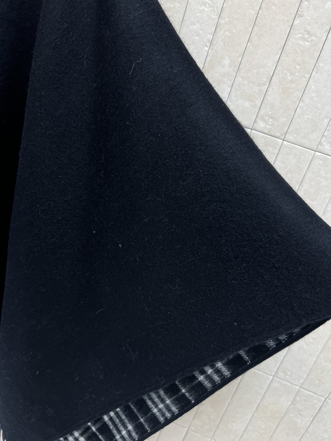 BUR家 25秋冬新款 流苏羊毛斗篷披肩 采用高品质羊毛 柔软又保暖 秋冬必备！经典格纹内衬 下摆自然下