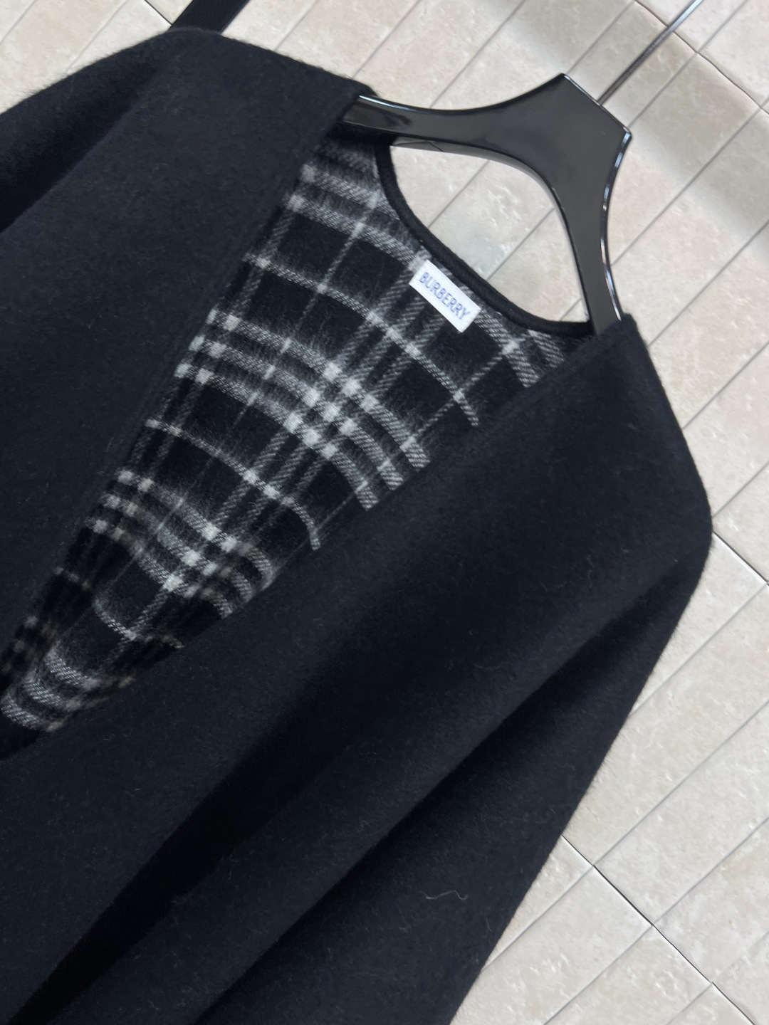 BUR家 25秋冬新款 流苏羊毛斗篷披肩 采用高品质羊毛 柔软又保暖 秋冬必备！经典格纹内衬 下摆自然下