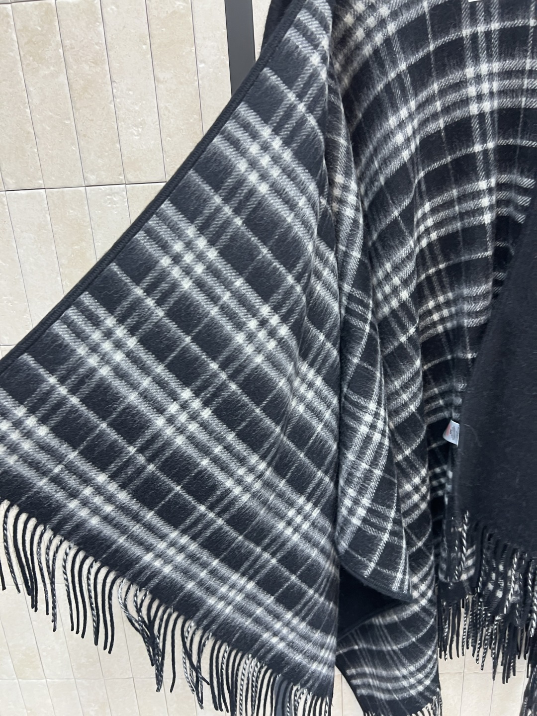 BUR家 25秋冬新款 流苏羊毛斗篷披肩 采用高品质羊毛 柔软又保暖 秋冬必备！经典格纹内衬 下摆自然下