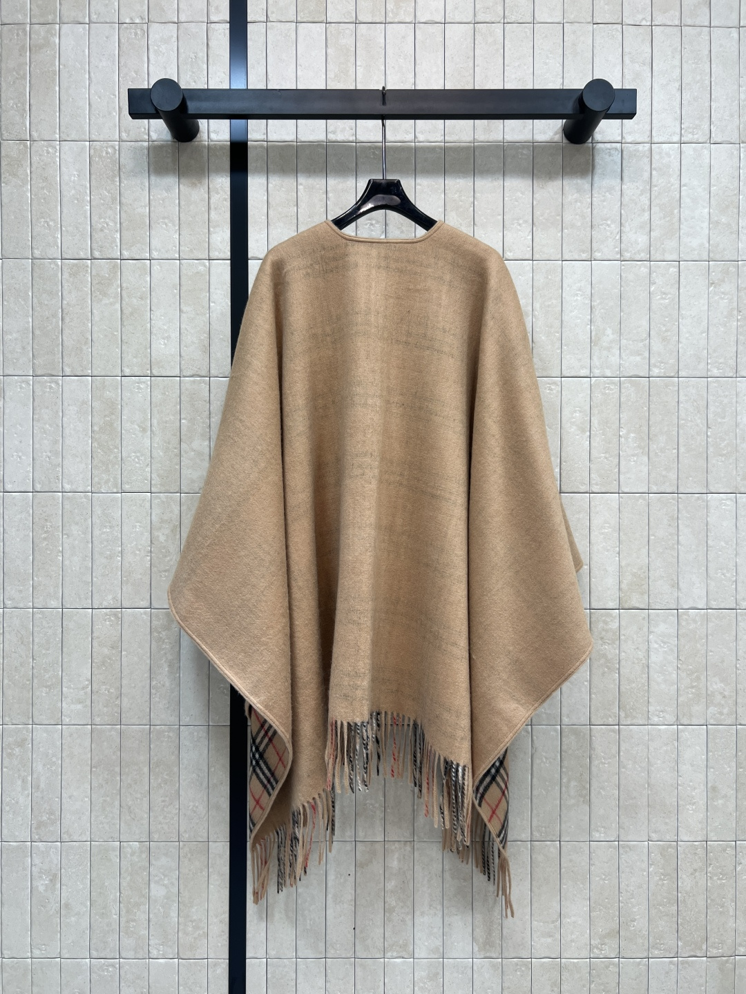 BUR家 25秋冬新款 流苏羊毛斗篷披肩 采用高品质羊毛 柔软又保暖 秋冬必备！经典格纹内衬 下摆自然下