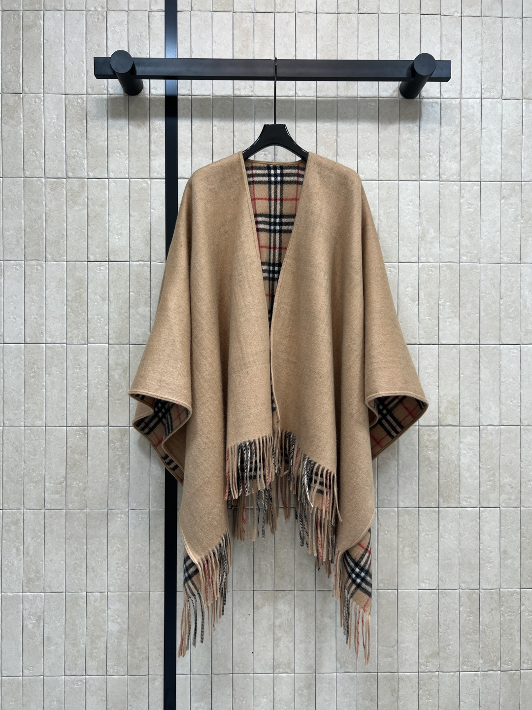 BUR家 25秋冬新款 流苏羊毛斗篷披肩 采用高品质羊毛 柔软又保暖 秋冬必备！经典格纹内衬 下摆自然下