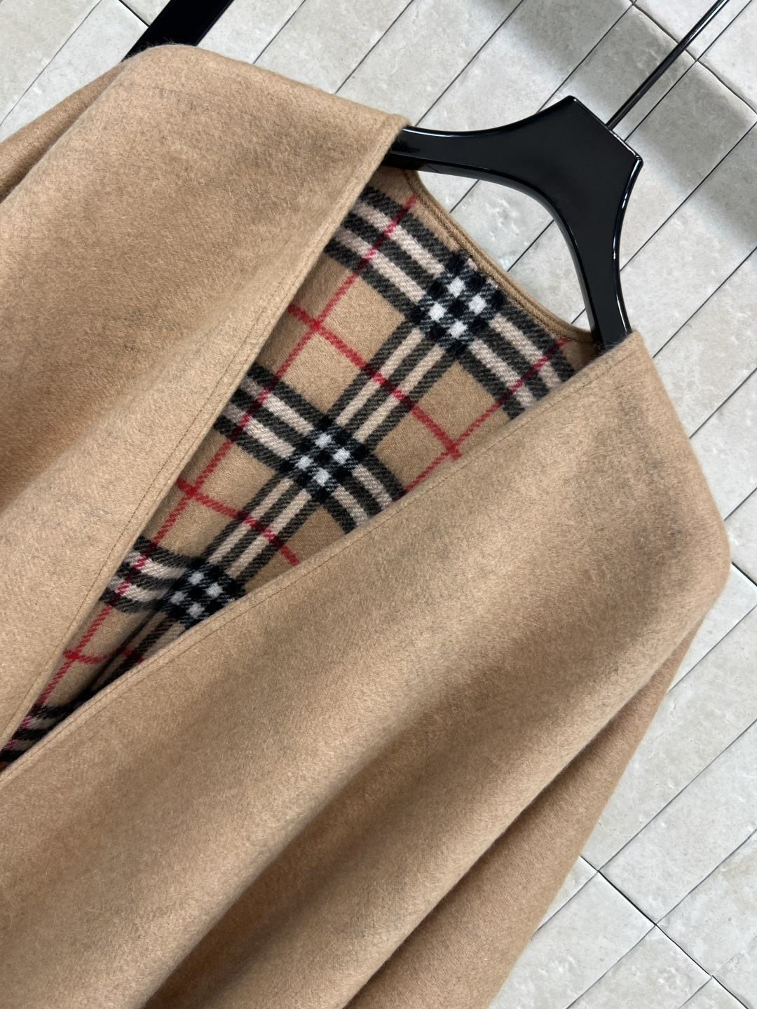 BUR家 25秋冬新款 流苏羊毛斗篷披肩 采用高品质羊毛 柔软又保暖 秋冬必备！经典格纹内衬 下摆自然下