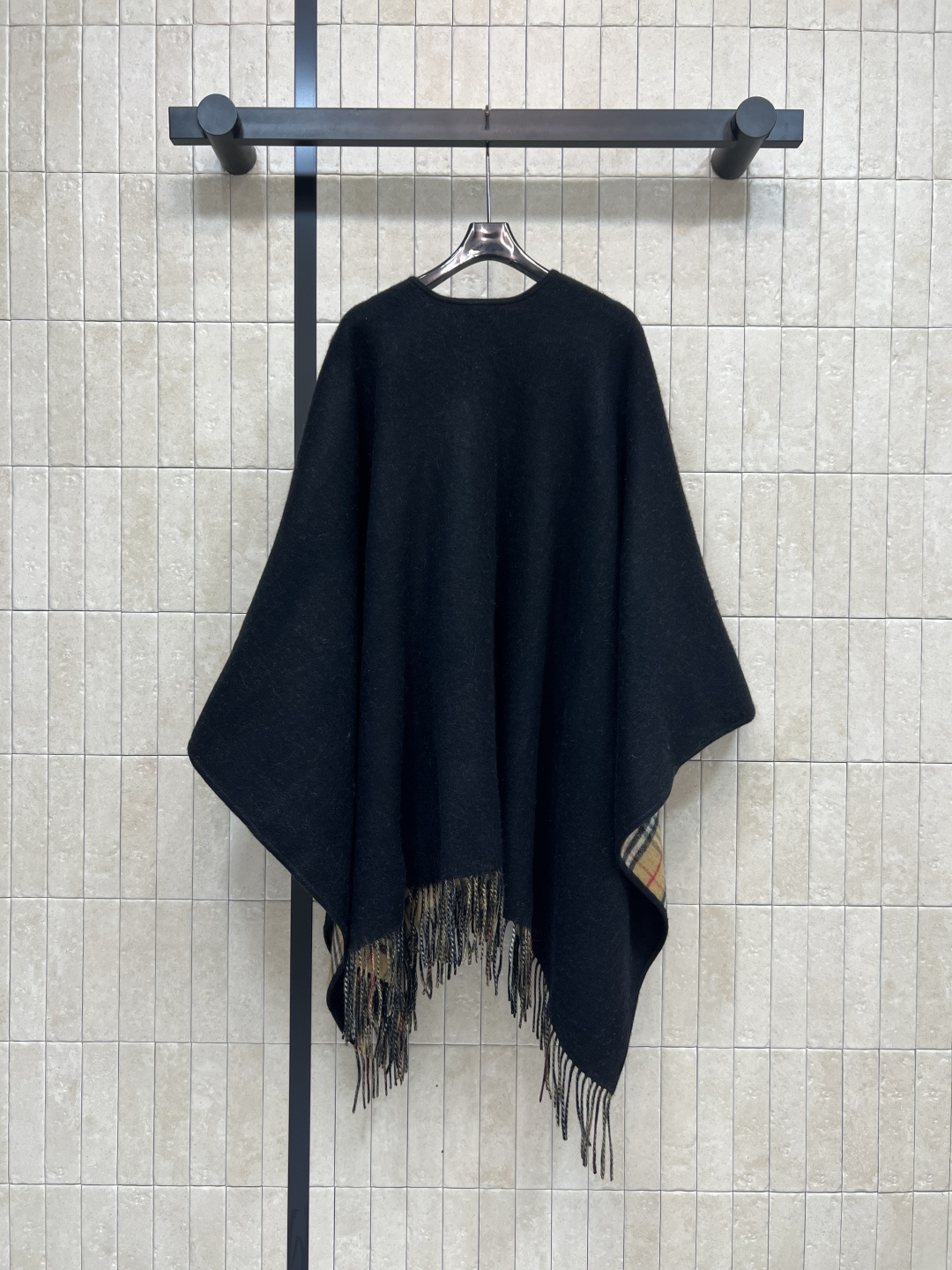 BUR家 25秋冬新款 流苏羊毛斗篷披肩 采用高品质羊毛 柔软又保暖 秋冬必备！经典格纹内衬 下摆自然下