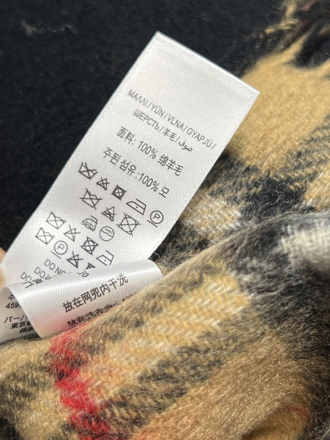 BUR家 25秋冬新款 流苏羊毛斗篷披肩 采用高品质羊毛 柔软又保暖 秋冬必备！经典格纹内衬 下摆自然下