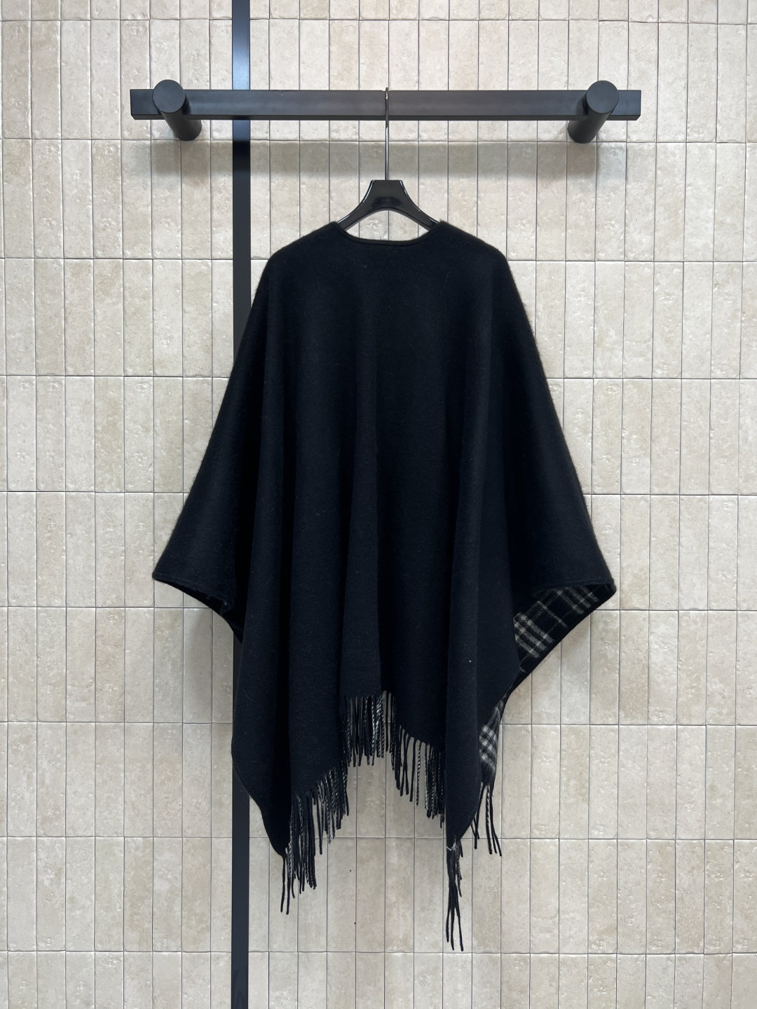 BUR家 25秋冬新款 流苏羊毛斗篷披肩 采用高品质羊毛 柔软又保暖 秋冬必备！经典格纹内衬 下摆自然下