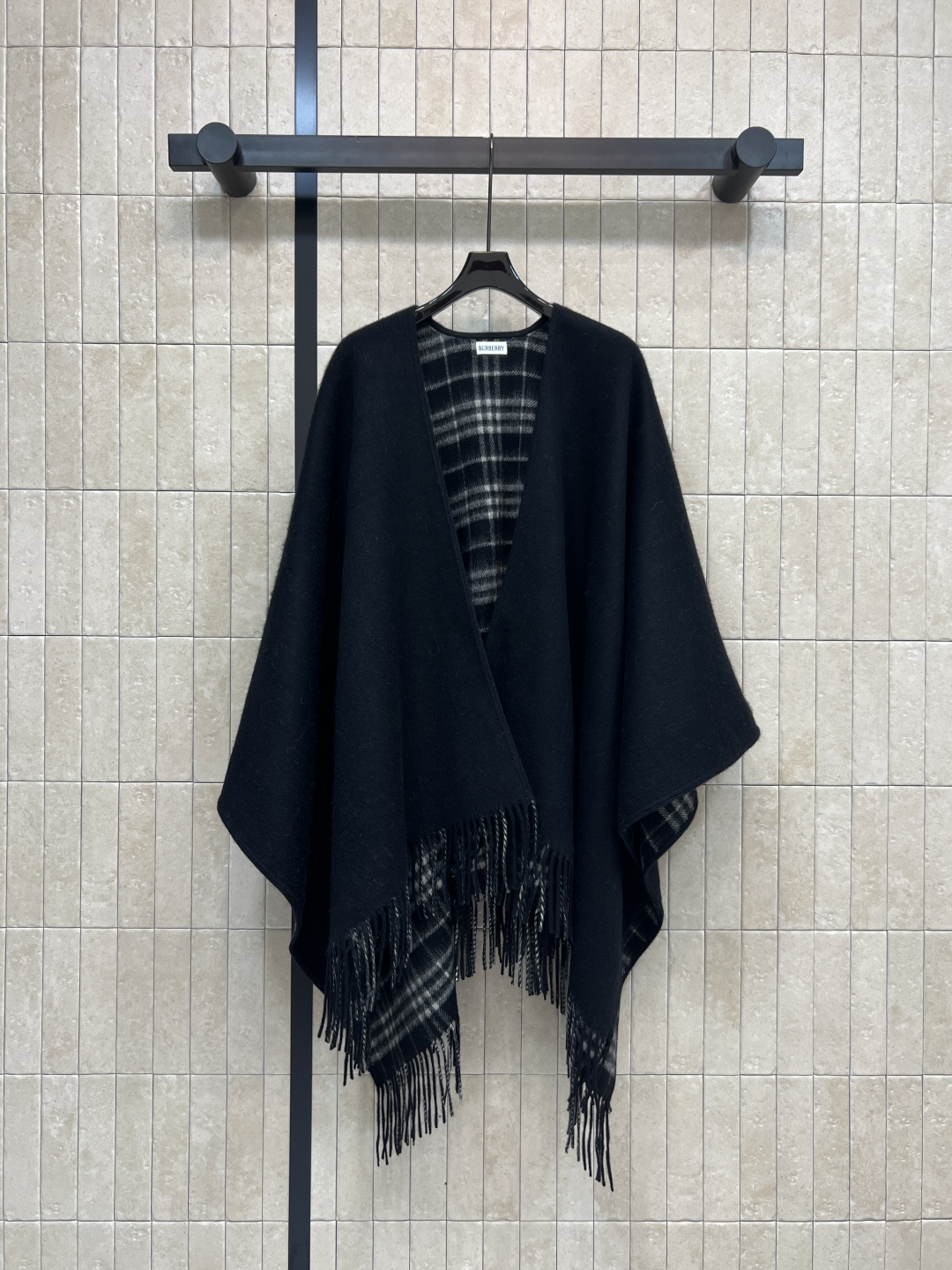 NO:568099,BUR's 25 new autumn and winter style fringed wool cape shawl is made of high-quality wool, soft and warm, a must-have for autumn and winter!  Classic plaid lining. The naturally drooping tassel design at the hem makes it more fashionable. The mature and stable color combination is also a super retro brand. Pair it with bottoming shirts, high-waisted pants and boots. A proper fashionable combination. Three-color one-size-fits-all, burberry, boots, shawls, alexander wang19860909BUR家 25秋冬新款 流苏羊毛斗篷披肩 采用高品质羊毛 柔软又保暖 秋冬必备！经典格纹内衬 下摆自然下垂的流苏设计洋气加倍 成熟稳重的颜色颜色搭配也是超复古大牌 搭配打底衫 高腰裤 靴子 妥妥的时髦搭配 三色均码,,burberry,boots,shawls,alexander wang,Women's clothing