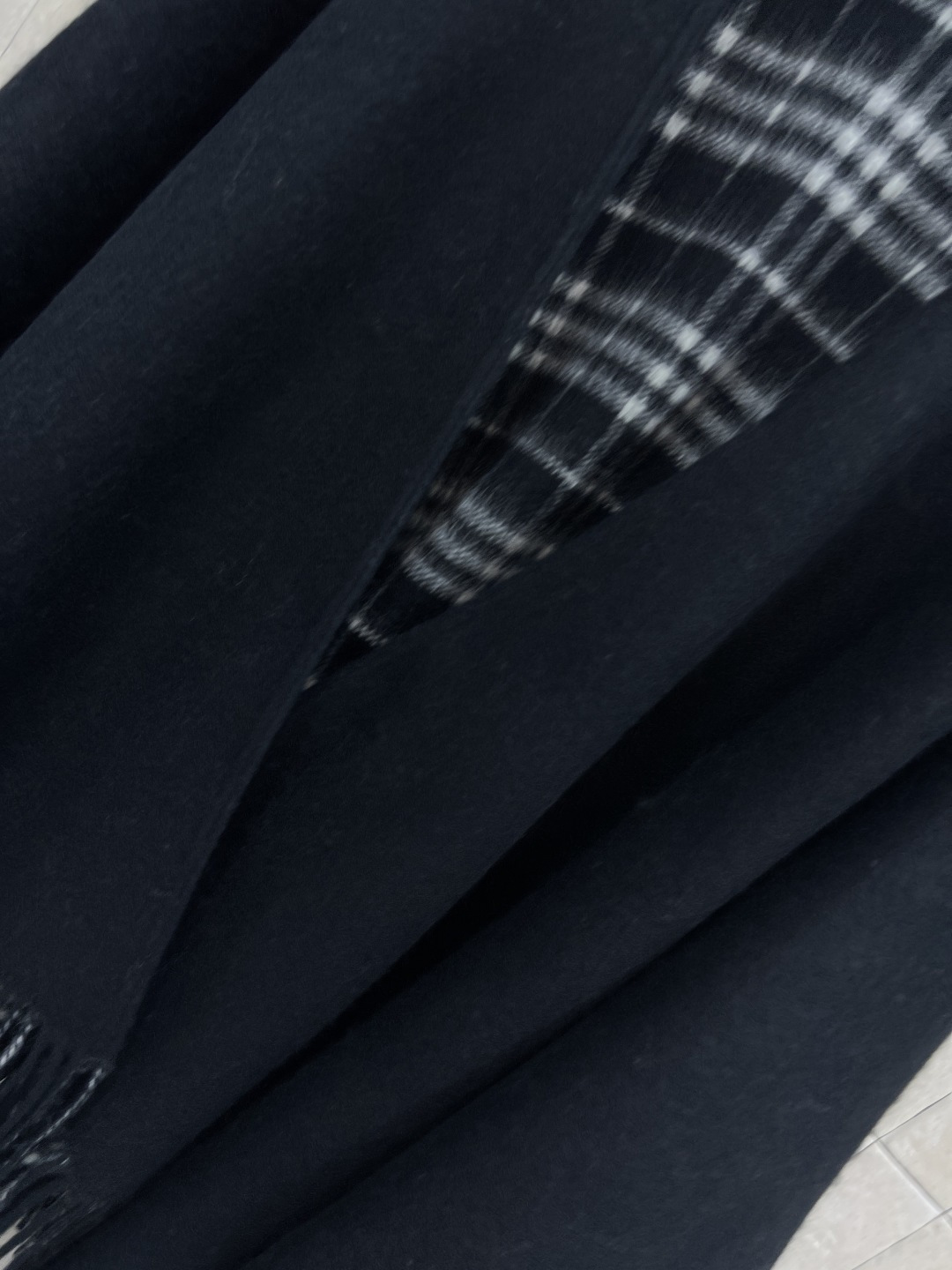 BUR家 25秋冬新款 流苏羊毛斗篷披肩 采用高品质羊毛 柔软又保暖 秋冬必备！经典格纹内衬 下摆自然下