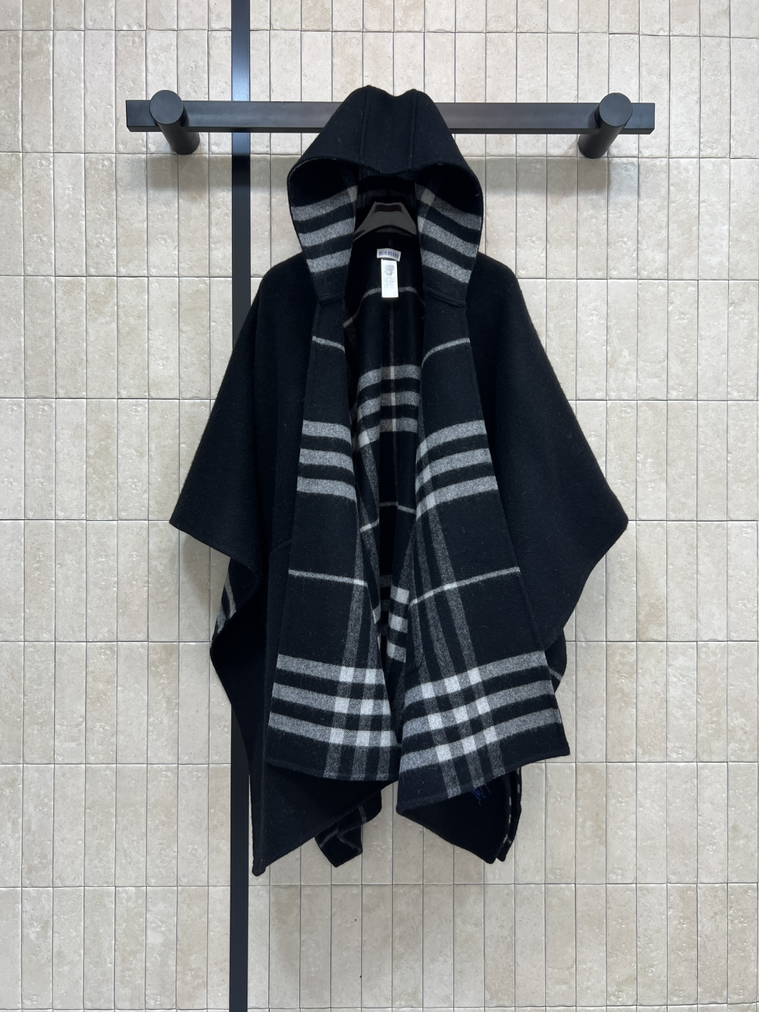 NO:568109,BUR's 25 new autumn and winter hooded cashmere cloak and shawl, cashmere, soft and skin-friendly, super comfortable to wear in autumn and winter!  Classic plaid + equestrian knight logo embroidery, full of British style, reversible design, classic plaid, versatile and practical, side patch pockets + hood, high functionality, suitable for commuting and leisure!  Warm and elegant, it is a must-have item in the autumn and winter wardrobe ~ One size fits all in both colors, burberry, shawls, hats, alexander wang19860909BUR家 25秋冬新款 连帽羊绒斗篷披肩 山羊绒 柔软亲肤 秋冬穿超舒服！经典格纹+马术骑士徽标刺绣 英伦风满满 双面穿设计 经典格纹 百搭又实用 侧边贴袋+连帽 功能性up 通勤休闲都OK！保暖又显气质 是秋冬衣橱必备单品~两色均码,,burberry,shawls,hats,alexander wang,Women's clothing