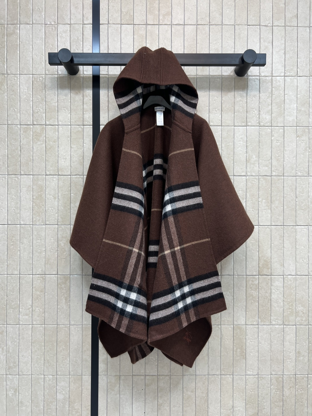 BUR家 25秋冬新款 连帽羊绒斗篷披肩 100%山羊绒 柔软亲肤 秋冬穿超舒服！经典格纹+马术骑士徽标