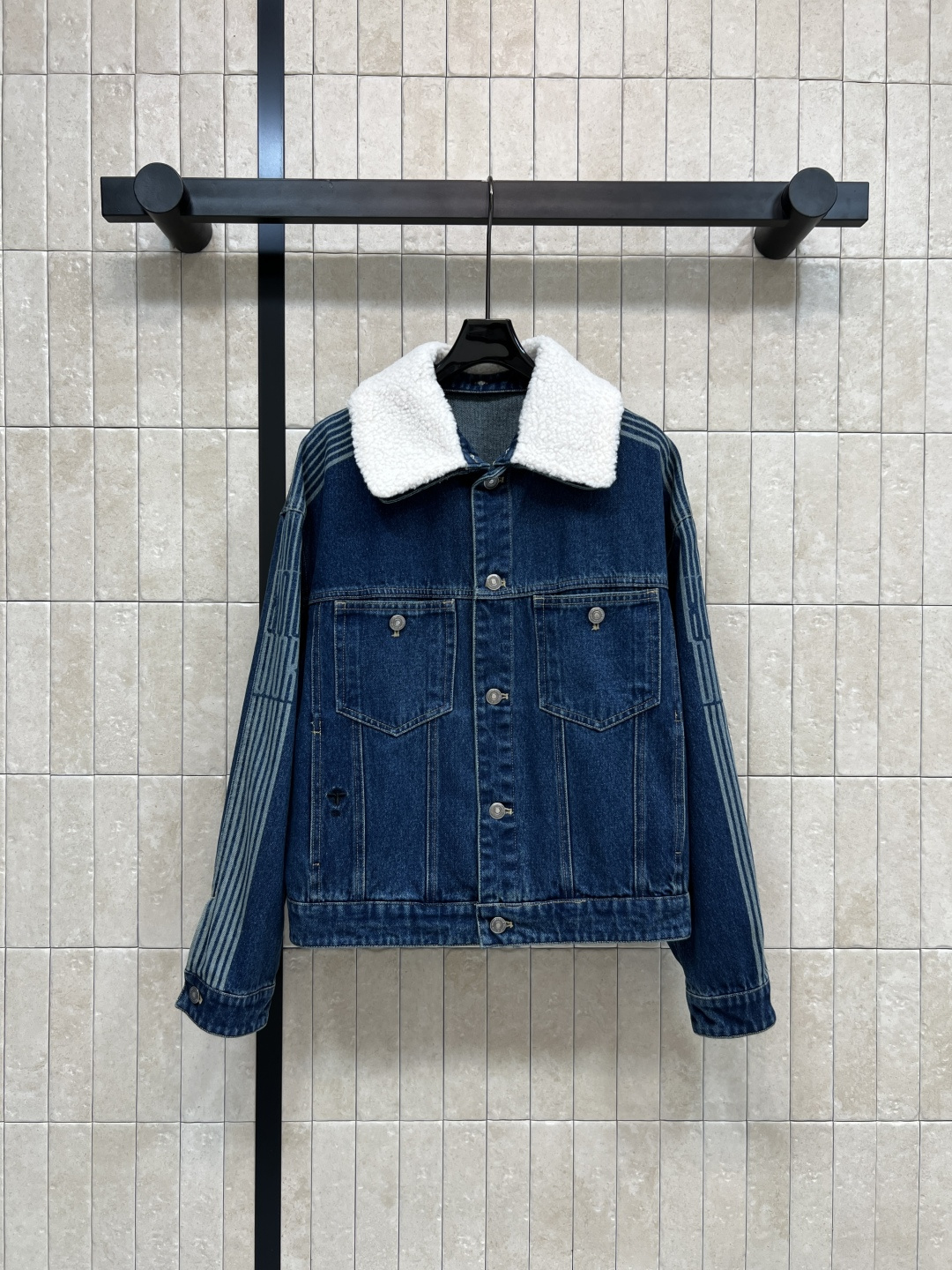 NO:569076,D's new autumn and winter 25 lambswool collar denim jacket. Detachable lambswool double collar design. Warm and playful. Customized imported pure cotton denim fabric is soft and breathable. Laser ribbon on sleeve side + leather label on back waist side. Full of details. Highlights brand tone. Classic jacket tailoring. Super fashionable with wide-leg pants of the same series. Easily manageable in autumn and winter daily life, vacation, and dating. Fashionable and practical. Four sizes in one color. SMLXL,,dior,jackets & coats,jackets &  coats,alexander wang19860909D家 25秋冬新款 羊羔毛领牛仔外套 可拆卸羊羔毛双领设计 保暖又俏皮 定制进口纯棉牛仔面料柔软透气 袖侧激光织带+后腰侧皮标 细节满满 彰显品牌调性 经典夹克剪裁 搭配同系列阔腿裤超时髦 秋冬日常、度假、约会都能轻松驾驭 时髦又实用 一色四码 SMLXL,,dior,jackets & coats,jackets & coats,alexander wang,Women's clothing