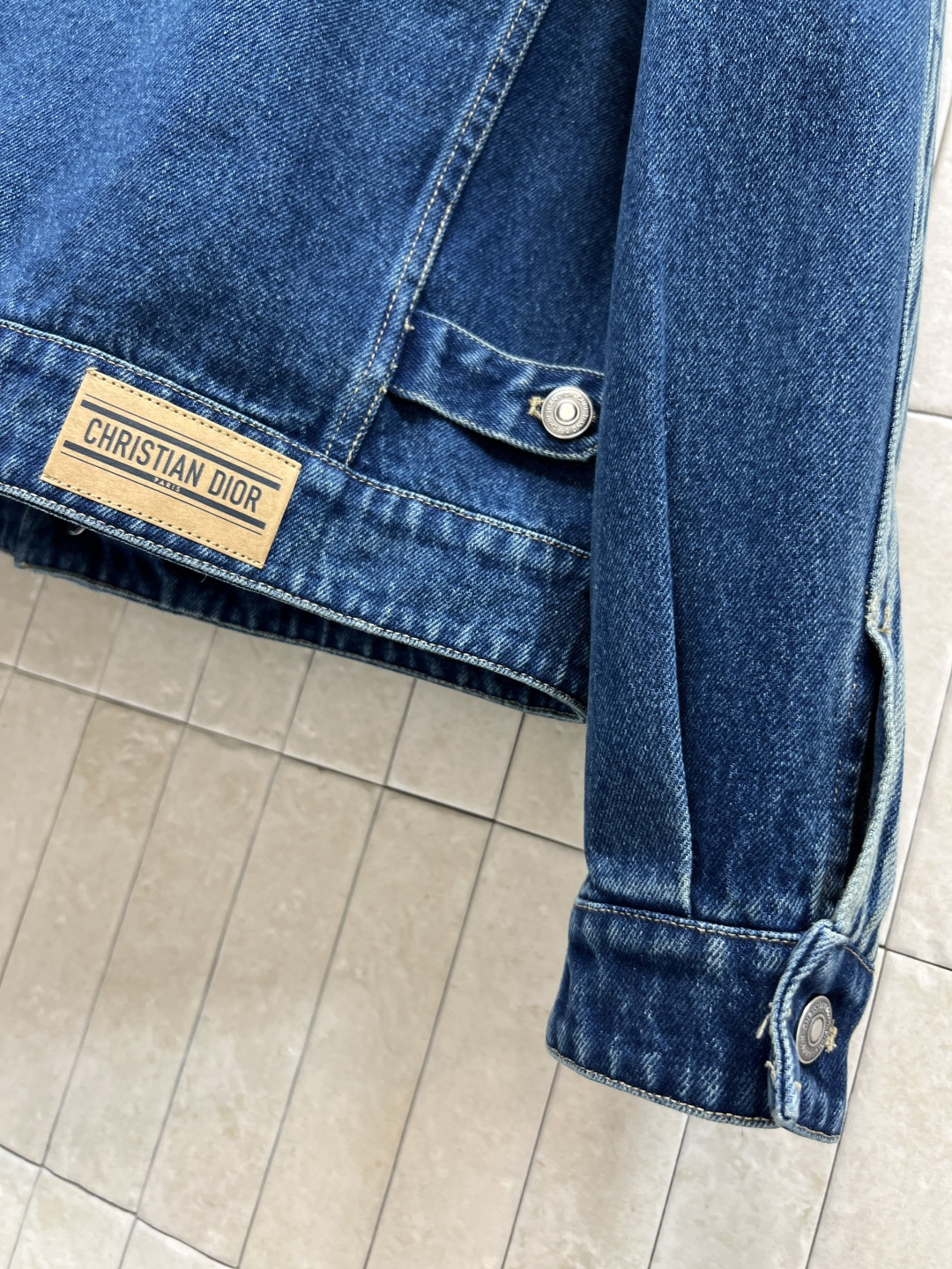 D家 25秋冬新款 羊羔毛领牛仔外套 可拆卸羊羔毛双领设计 保暖又俏皮 定制进口纯棉牛仔面料柔软透气 袖