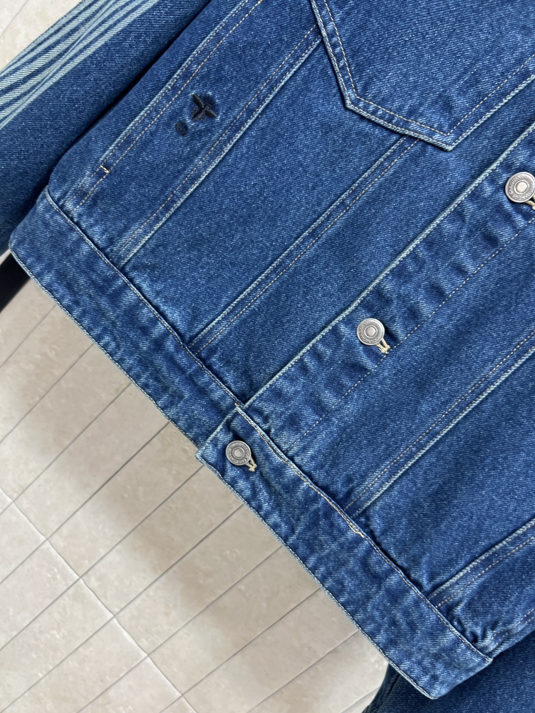 D家 25秋冬新款 羊羔毛领牛仔外套 可拆卸羊羔毛双领设计 保暖又俏皮 定制进口纯棉牛仔面料柔软透气 袖