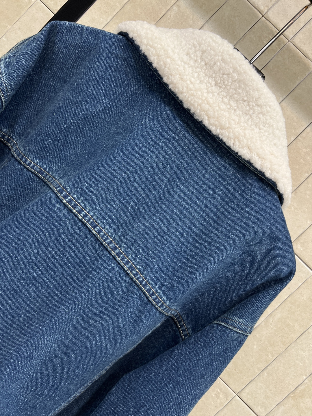 D家 25秋冬新款 羊羔毛领牛仔外套 可拆卸羊羔毛双领设计 保暖又俏皮 定制进口纯棉牛仔面料柔软透气 袖