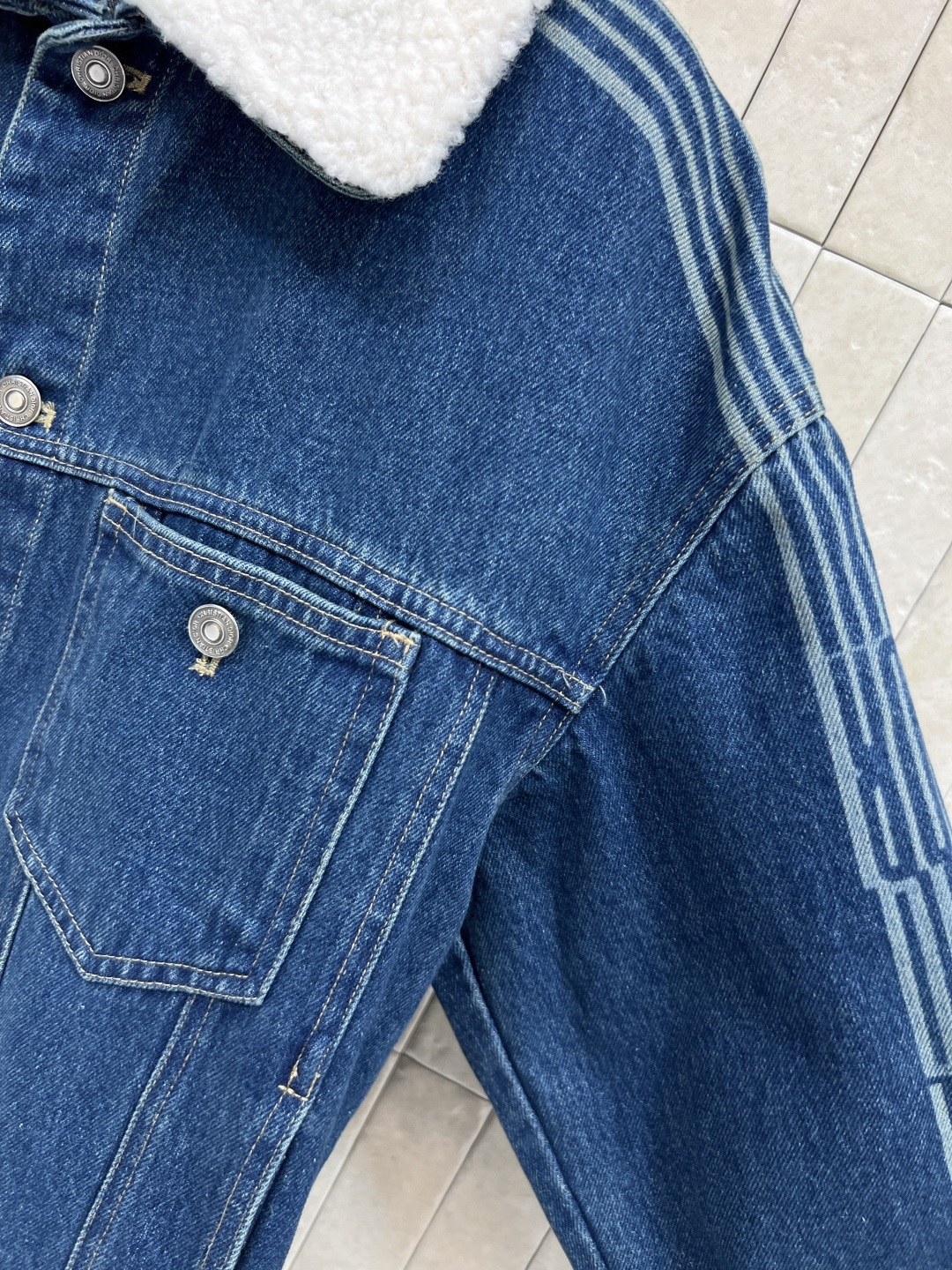 D家 25秋冬新款 羊羔毛领牛仔外套 可拆卸羊羔毛双领设计 保暖又俏皮 定制进口纯棉牛仔面料柔软透气 袖