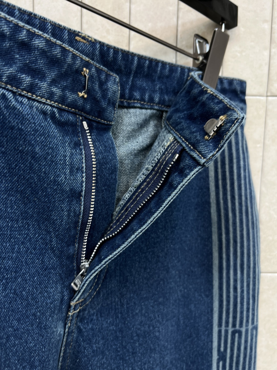 D家 25秋冬新款 D字母提花织带牛仔阔腿裤 定制YB进口纯牛仔面料 柔软透气 酵素水洗工艺带来复古质感