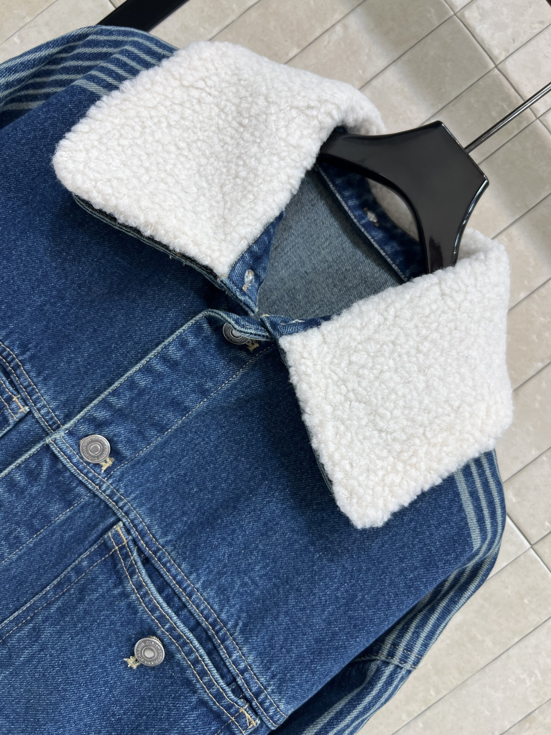 D家 25秋冬新款 羊羔毛领牛仔外套 可拆卸羊羔毛双领设计 保暖又俏皮 定制进口纯棉牛仔面料柔软透气 袖