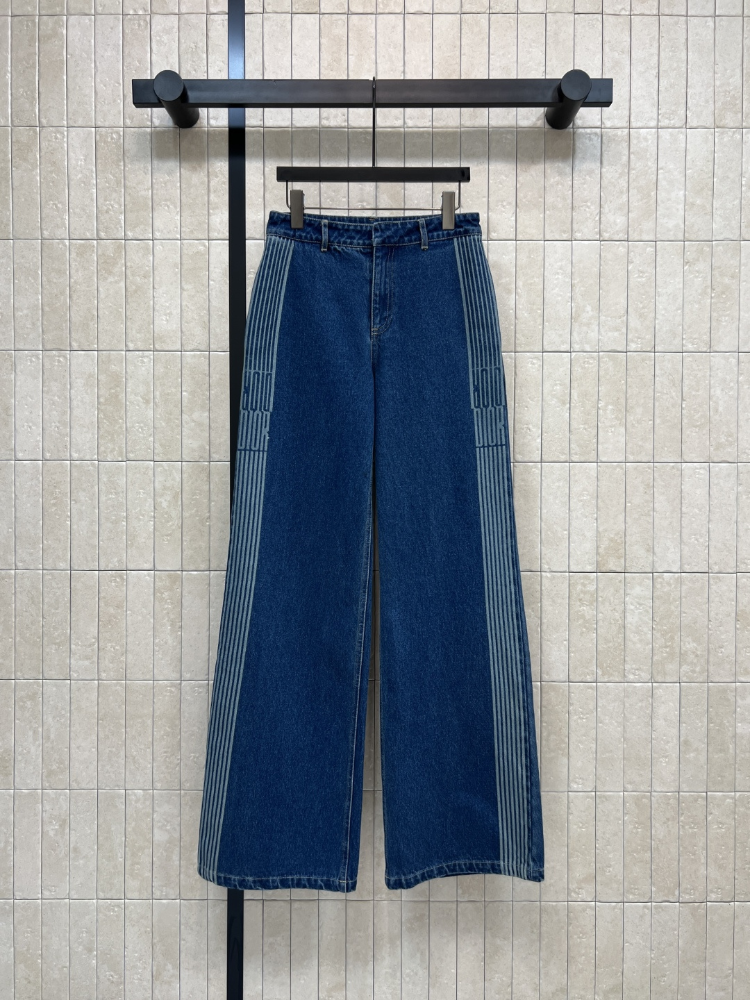 NO:569074,D Home 25 new autumn and winter D letter jacquard webbing denim wide-leg pants. Customized YB imported pure denim fabric. Soft and breathable. Enzyme washing process brings retro texture. Striped jacquard on both sides of the waistband. Full of brand sense!  The wide-leg version modifies the shape of the legs. It is friendly to the pear-shaped figure. It makes you slim and taller. It can be paired with the same series of jackets. It is a high-street casual style. It can be easily worn on vacation and dates. It is fashionable and can easily fit four sizes of one color. SMLXL, dior, jackets & coats, jackets & coats, alexander wang19860909D家 25秋冬新款 D字母提花织带牛仔阔腿裤 定制YB进口纯牛仔面料 柔软透气 酵素水洗工艺带来复古质感 裤腰两侧条形提花 品牌感满满！阔腿版型修饰腿型 梨型身材友好 显瘦又显高 搭配同系列夹克外套 高街休闲风 度假约会都能轻松驾驭 时髦感直接拉满一色四码 SMLXL,,dior,jackets & coats,jackets & coats,alexander wang,Women's clothing