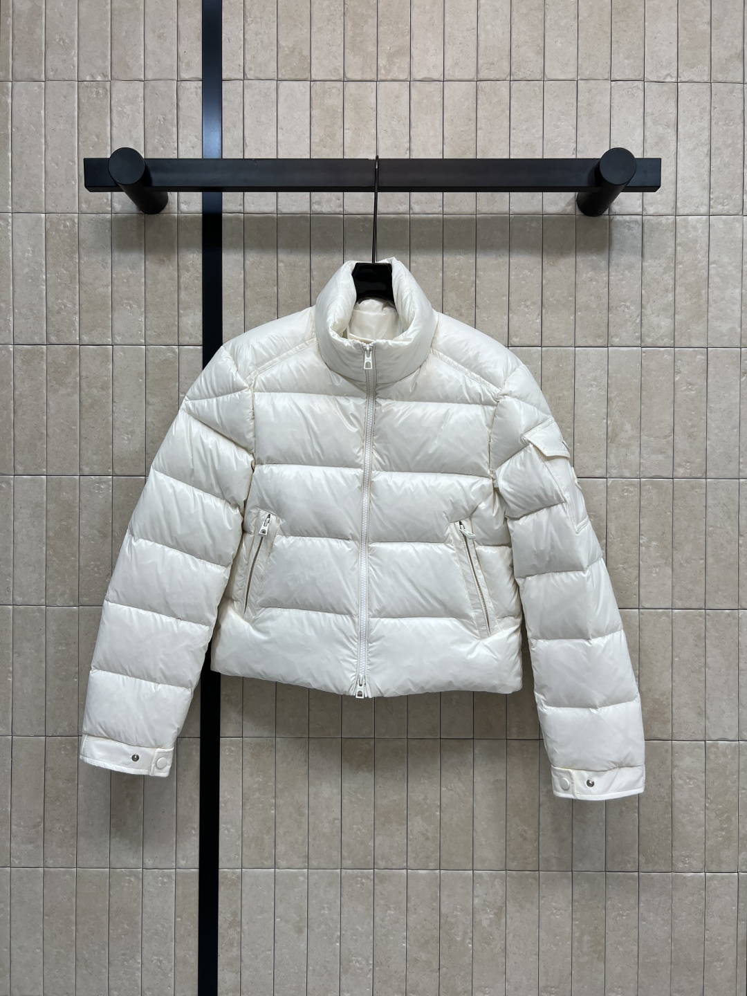 NO:569063,Comes with dust bag M Home 25 new autumn and winter style short down jacket with stand collar. Made of waterproof nylon fabric. It is light and waterproof. The surface is shiny and the texture is perfect!  Filled with national standard 90 goose down, super warm, slim short cut + stand-up collar, two-way zipper placket, slim snap button logo pocket decoration, practical and fashionable, looks taller and slimmer, looks great with skirts and trousers, can be easily managed for commuting or outdoors, has both functionality and fashion sense, three-color and four-code must-haves in winter 1-2-3-4,,skirts,down jacket,alexander wang19860909配防尘袋M家 25秋冬新款 立领短款羽绒服 采用防水尼龙面料 轻盈又防水 表面有光泽感 质感满分！国标90鹅绒填充 保暖力超强 修身短款剪裁+立领双向拉链门襟 修身按扣徽标口袋装饰 实用又时髦 显高显瘦 搭配裙装裤装都很出彩 通勤或户外都能轻松驾驭 功能性与时尚感兼具 冬季必备三色四码 1-2-3-4,,skirts,down jacket,alexander wang,Women's clothing