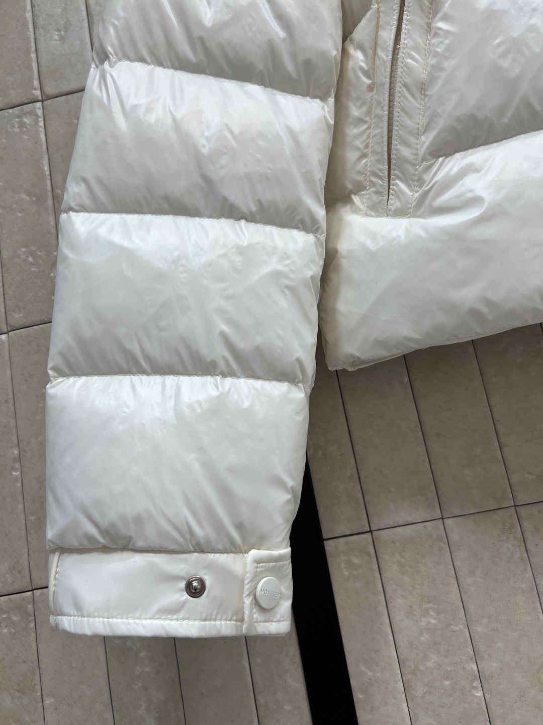 M家 25秋冬新款 立领短款羽绒服 采用防水尼龙面料 轻盈又防水 表面有光泽感 质感满分！国标90鹅绒填