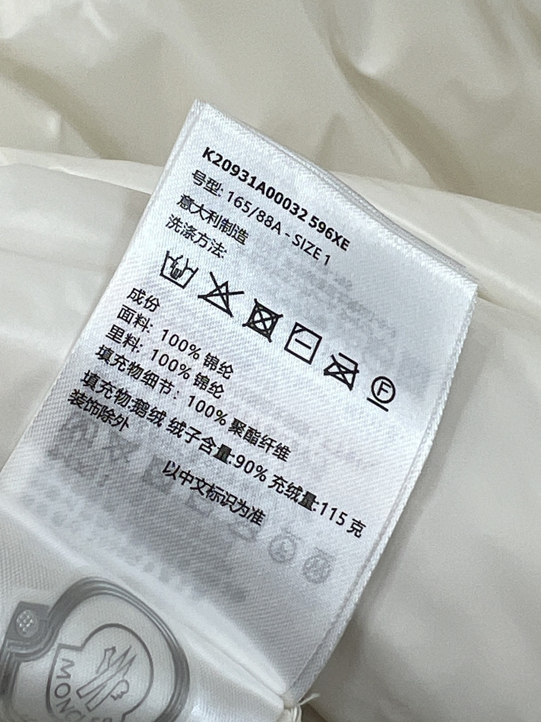 M家 25秋冬新款 立领短款羽绒服 采用防水尼龙面料 轻盈又防水 表面有光泽感 质感满分！国标90鹅绒填
