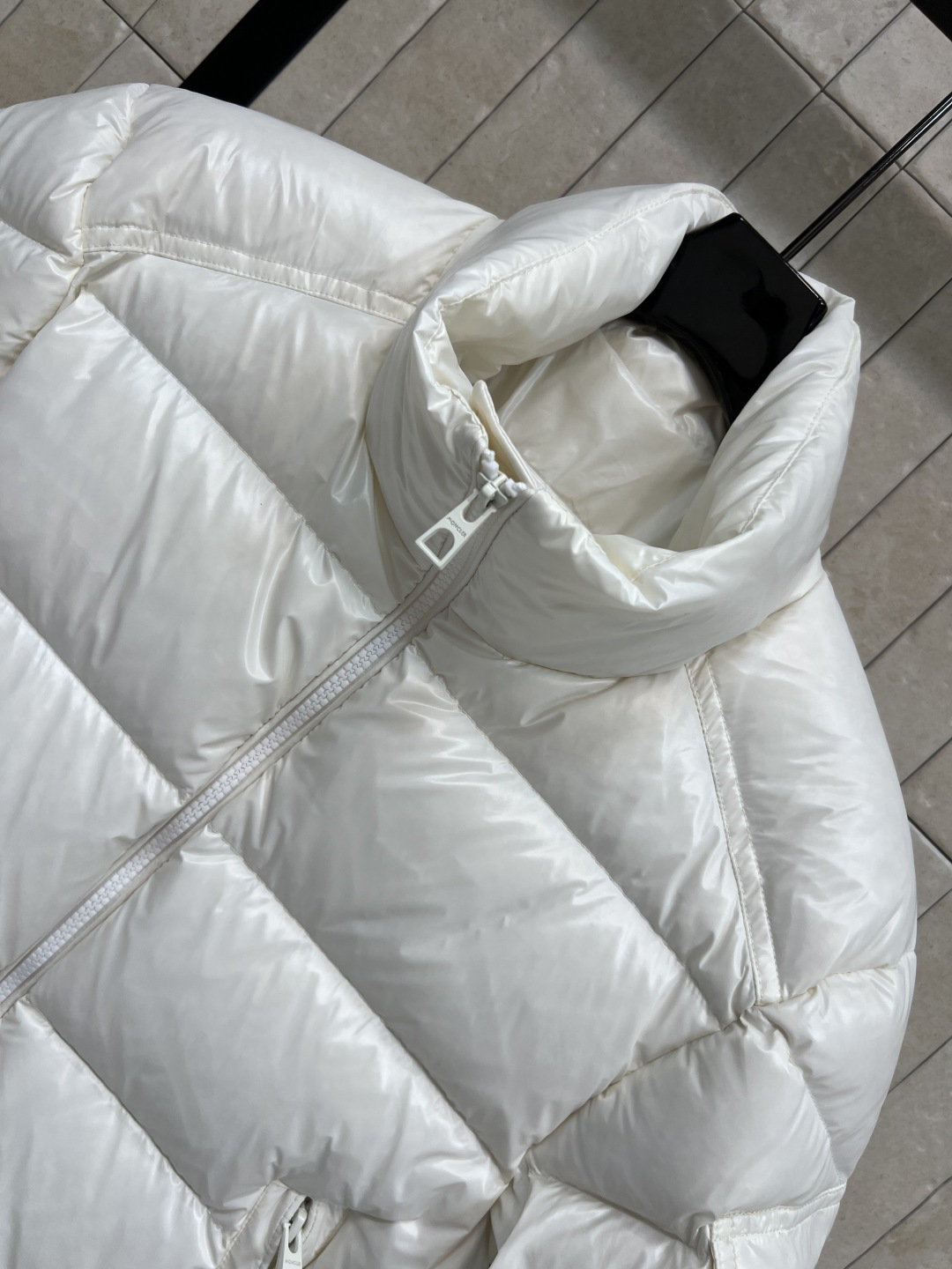 M家 25秋冬新款 立领短款羽绒服 采用防水尼龙面料 轻盈又防水 表面有光泽感 质感满分！国标90鹅绒填