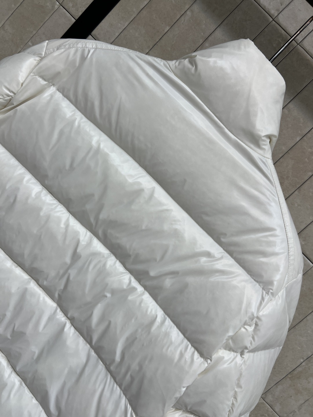 M家 25秋冬新款 立领短款羽绒服 采用防水尼龙面料 轻盈又防水 表面有光泽感 质感满分！国标90鹅绒填