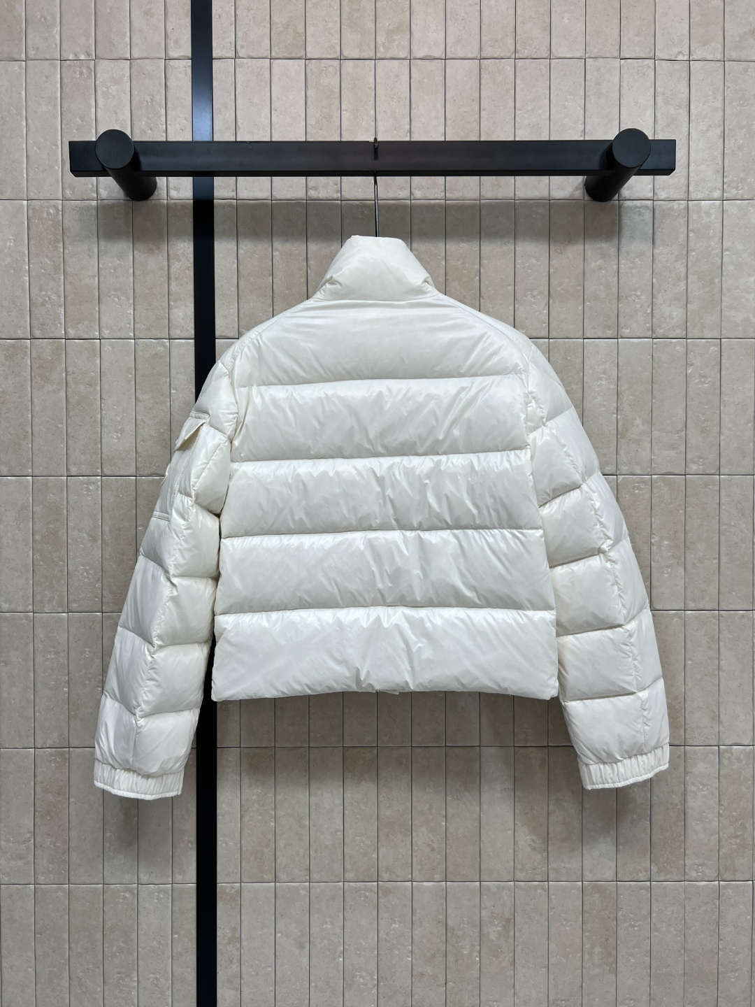 M家 25秋冬新款 立领短款羽绒服 采用防水尼龙面料 轻盈又防水 表面有光泽感 质感满分！国标90鹅绒填