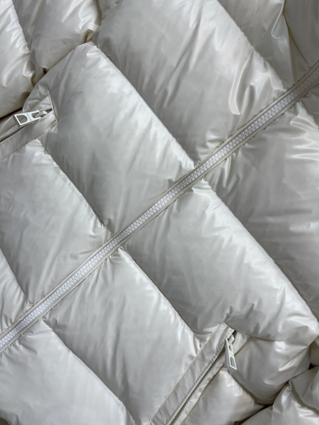 M家 25秋冬新款 立领短款羽绒服 采用防水尼龙面料 轻盈又防水 表面有光泽感 质感满分！国标90鹅绒填