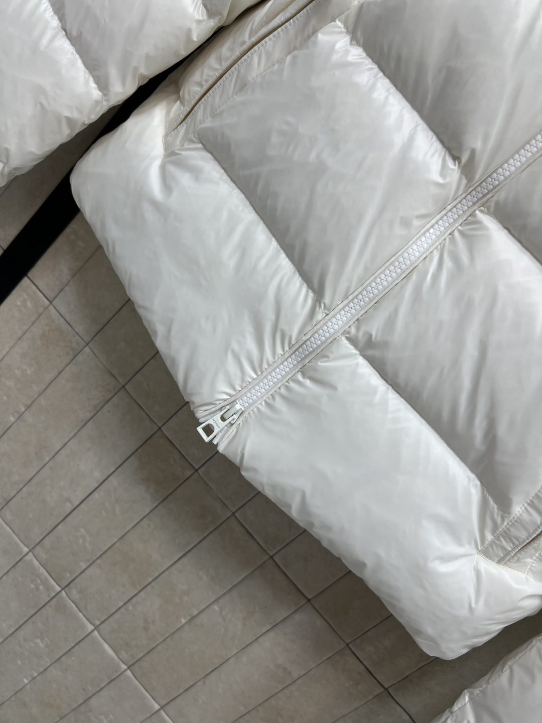 M家 25秋冬新款 立领短款羽绒服 采用防水尼龙面料 轻盈又防水 表面有光泽感 质感满分！国标90鹅绒填